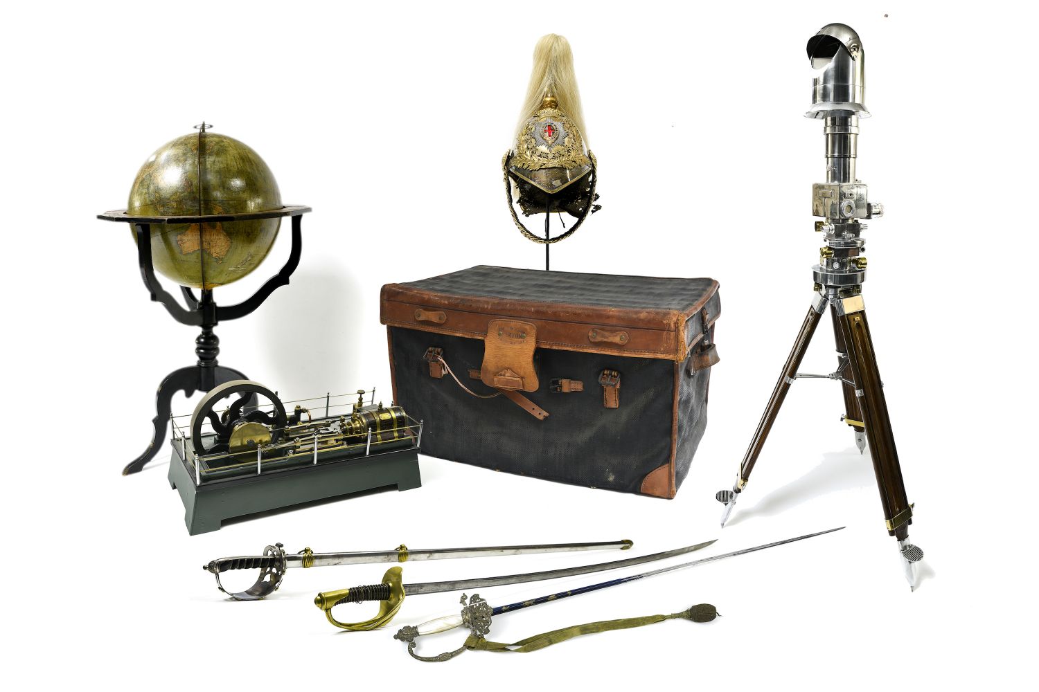 Gentlemen collectors - Memorabilia - antiques weapons - marine objects - silverware - Hermès - Louis Vuitton