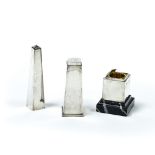 Condiment set ENGLISH WORK Sterling silver and marble, composed of a salt and pepper shaker shaped