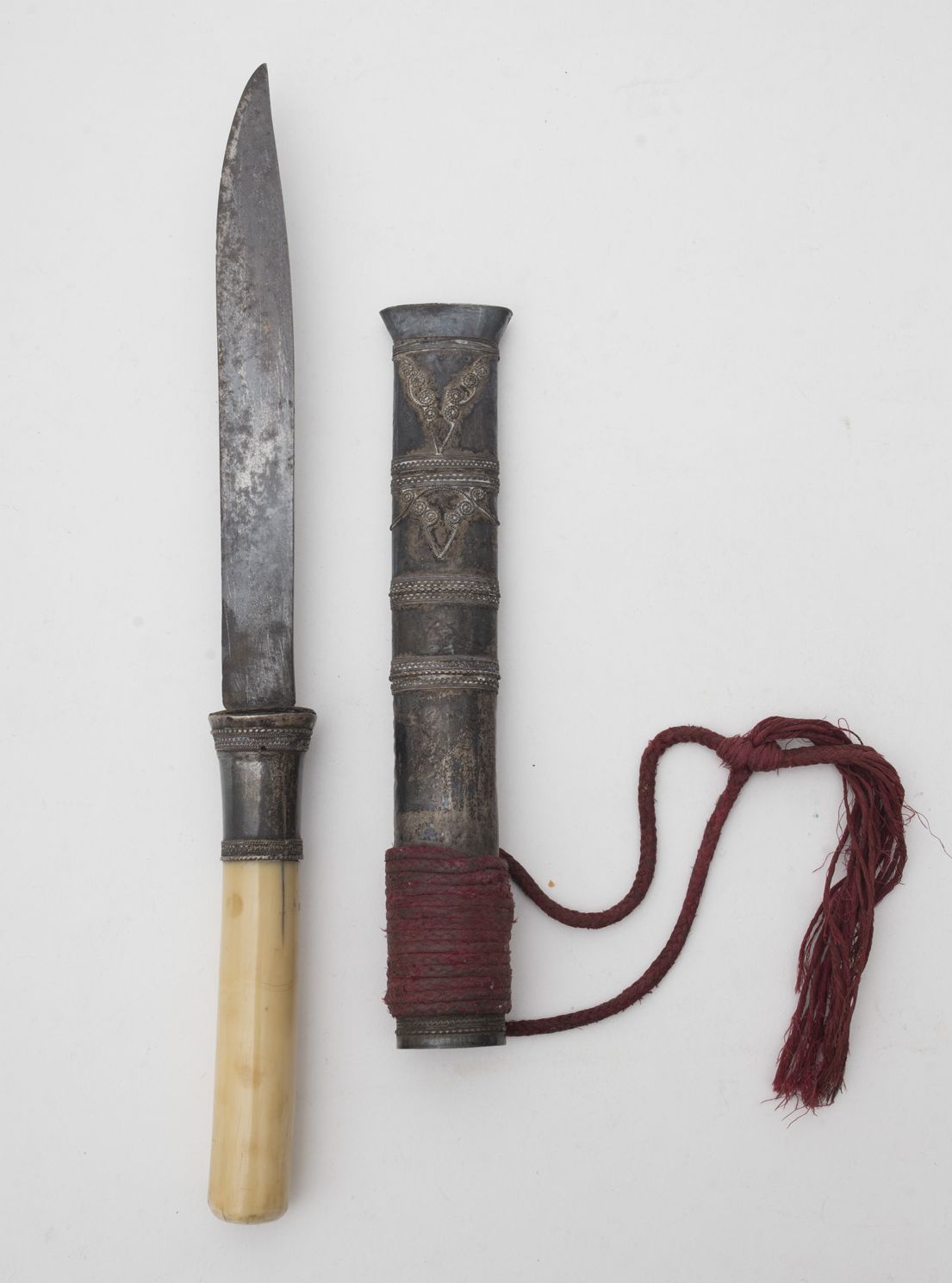 Ivory-handled dao BURMA, LATE 19TH CENTURY Silver scabbard, wooden centre. L : 33 cm