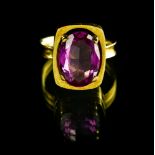 Ring 18 kt yellow gold, set with a pink tourmaline Ring size 53. Hallmark 750. Weight : 4,1 g