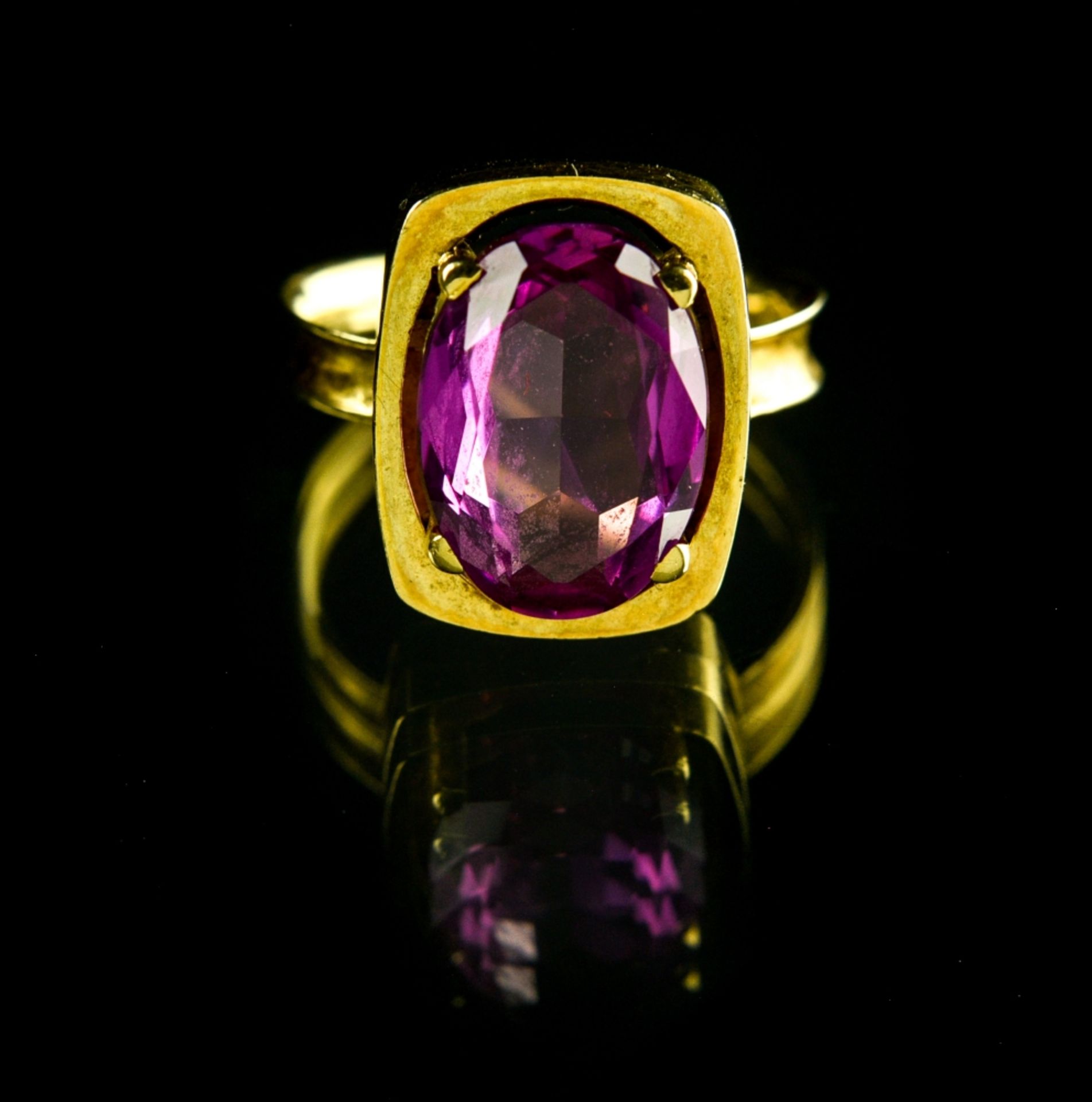 Ring 18 kt yellow gold, set with a pink tourmaline Ring size 53. Hallmark 750. Weight : 4,1 g