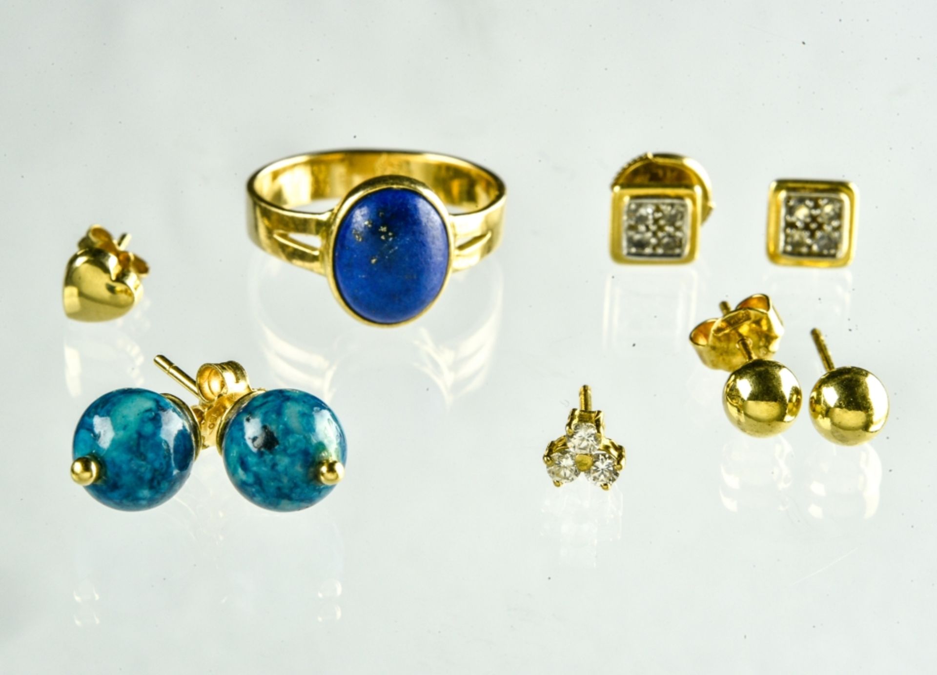 Lot of stud earrings 18 kt yellow gold, including 3 pairs (missing two backs) and two mismatched. An