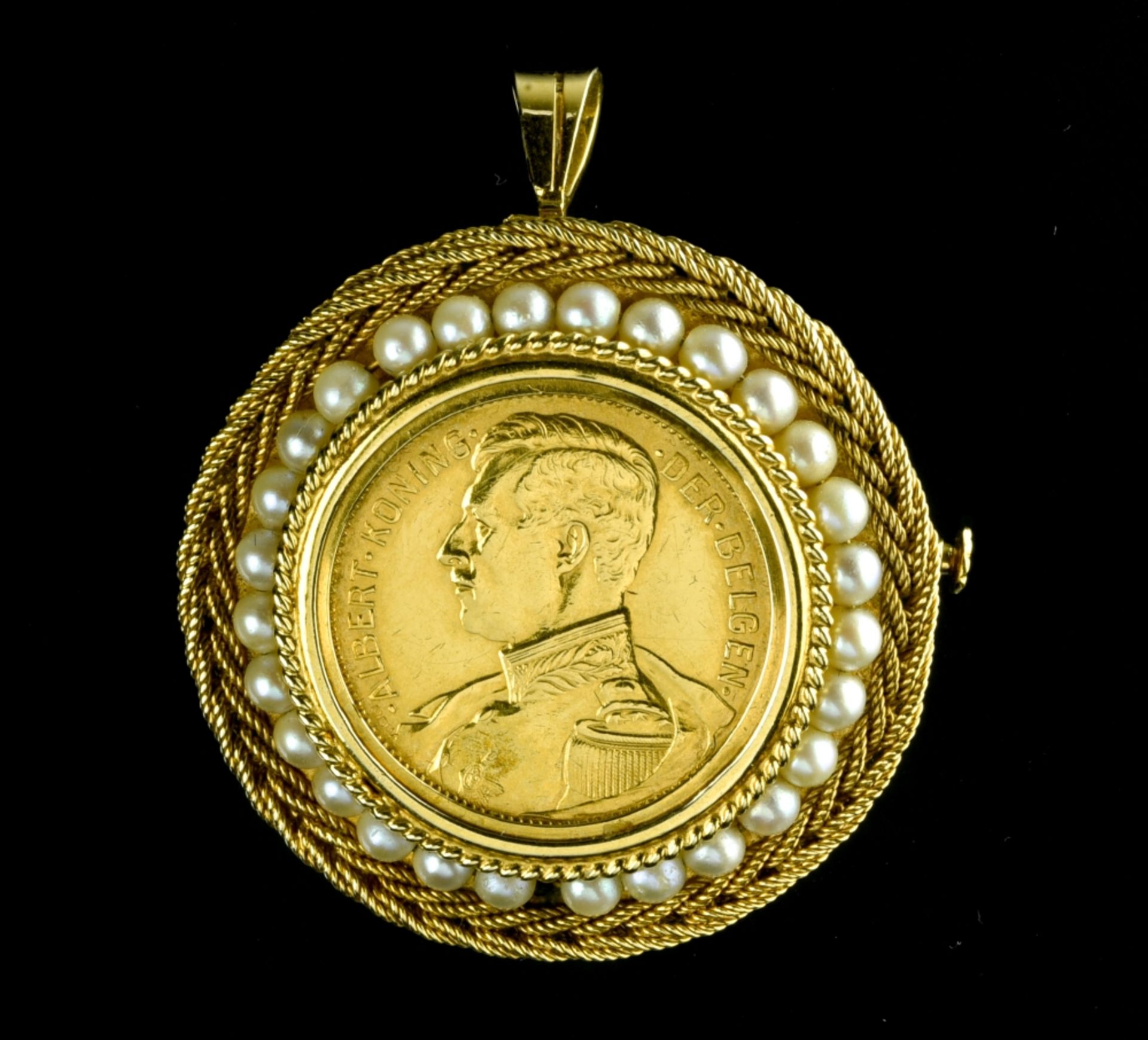 Brooch-pendant set with a coin 18 kt yellow gold, set with a 20-franc coin depicting King Albert