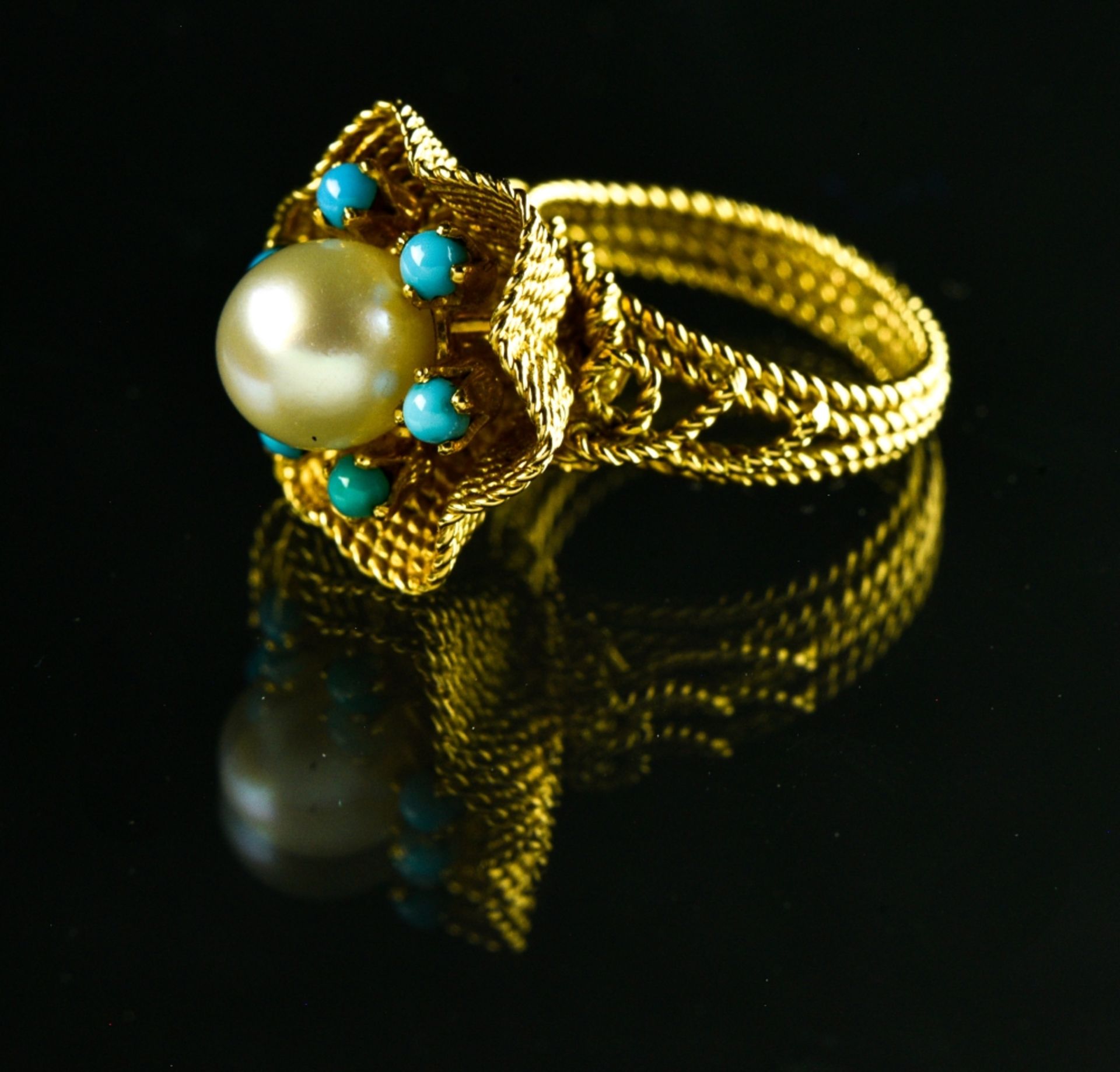 Flower ring 18 kt yellow gold, set with a 7.6 mm pearl in the centre and five turquoise cabochons. - Image 2 of 2