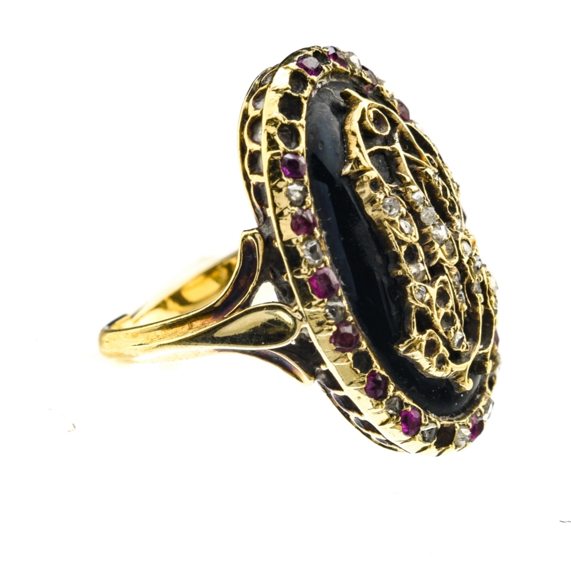 Mourning ring 18 kt yellow gold, set with interspersed rubies and diamonds forming the letters C and - Bild 2 aus 2