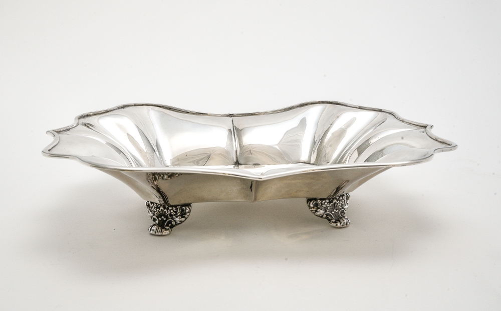 Fruit bowl VIENNA, MID-19TH CENTURY Silver, adorned with coats of arms. Vienna hallmark (illegible - Image 2 of 3