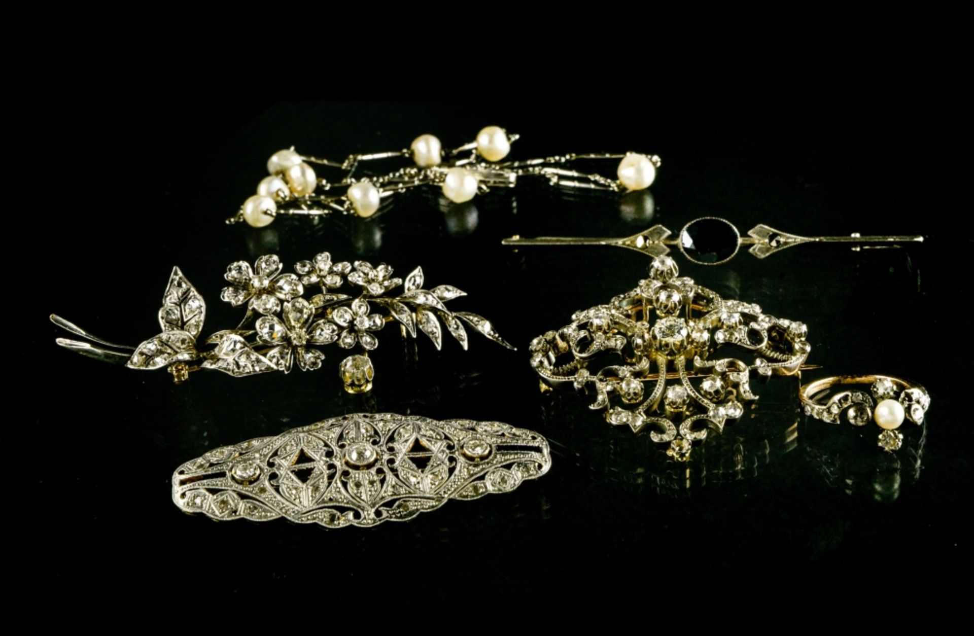 Jewellery set BELLE EPOQUE AND ART DƒCO Includes: A brooch with silver foliage on gold, set with