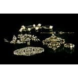 Jewellery set BELLE EPOQUE AND ART DƒCO Includes: A brooch with silver foliage on gold, set with