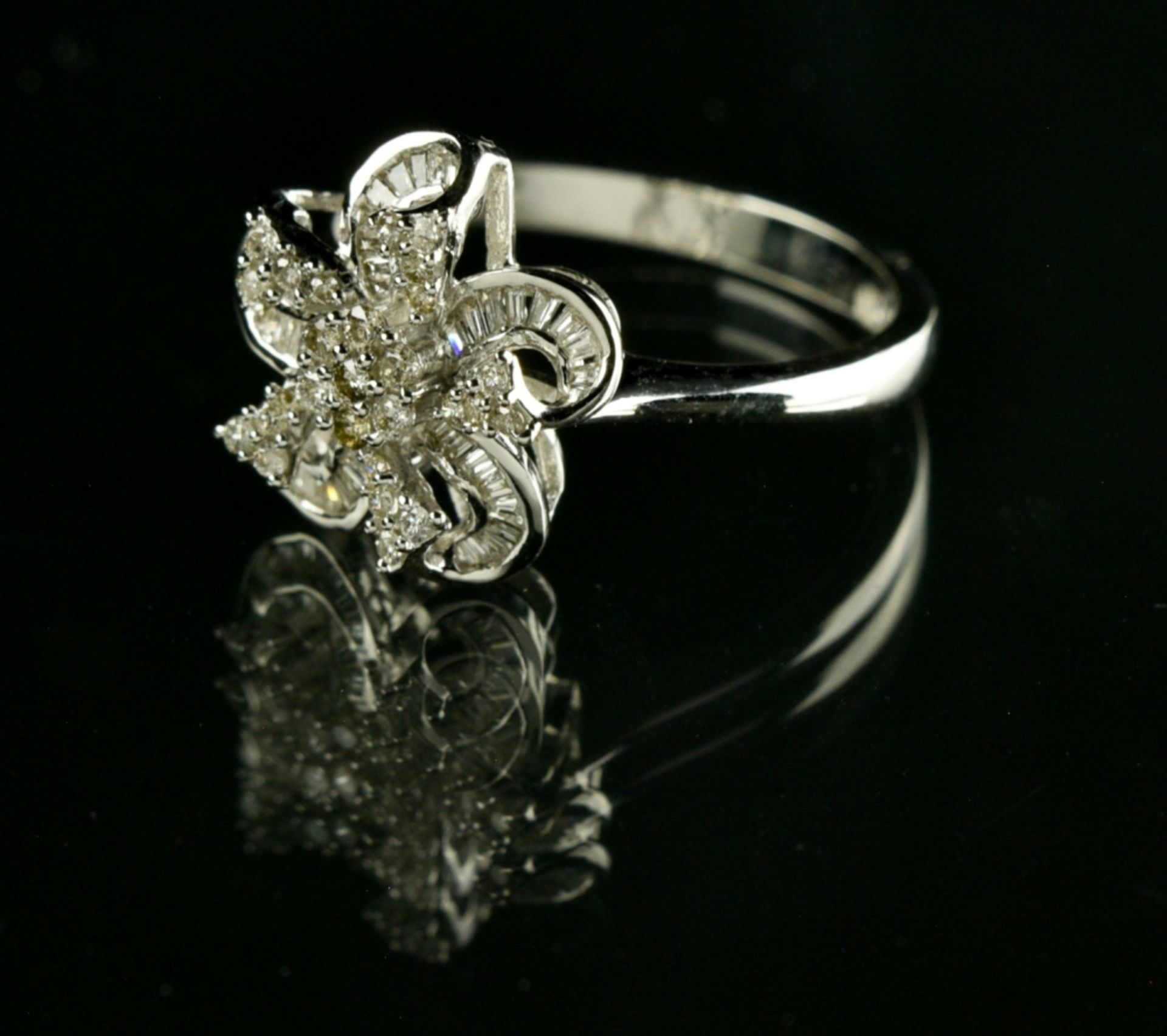 Flower ring 18 kt white gold, set with brilliants and diamond baguettes for an approx. total of 0.80 - Image 2 of 2