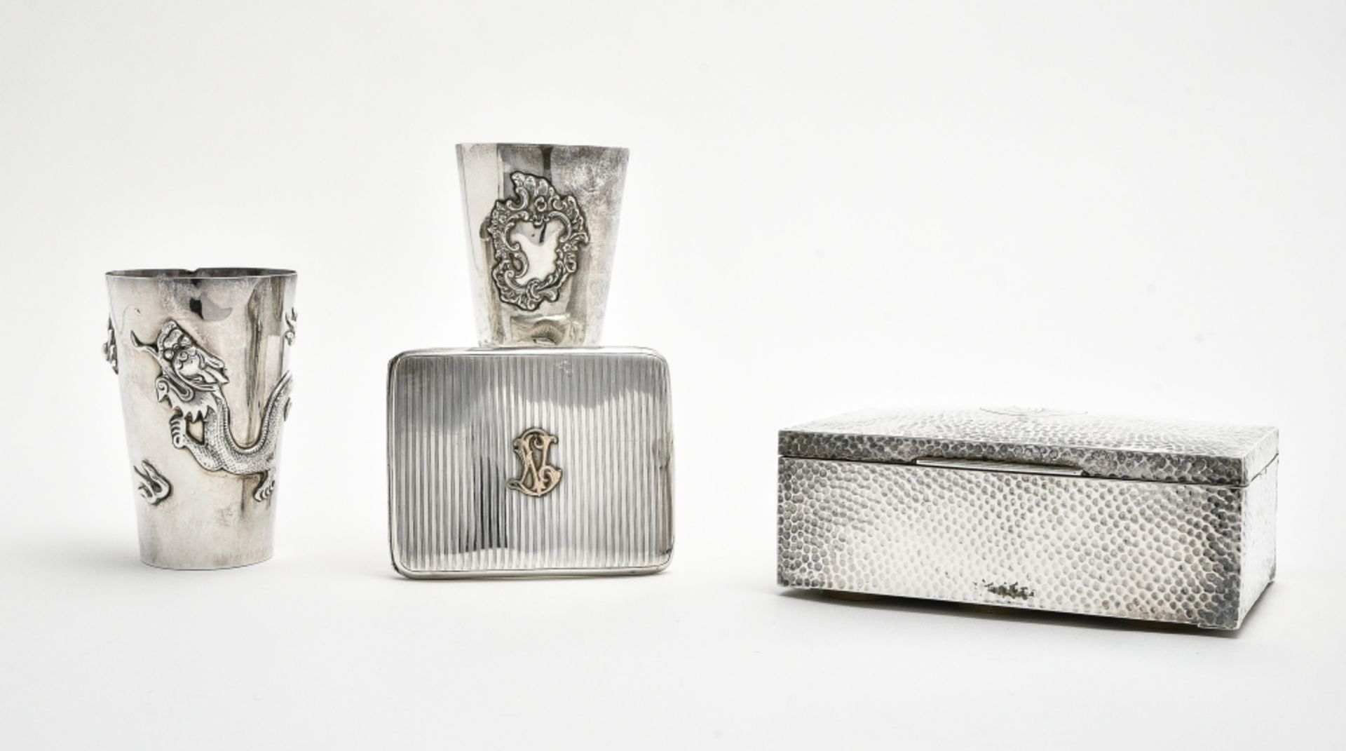 Silver lot VARIOUS Dragon goblet made of Chinese silver, an English silver box, an English silver