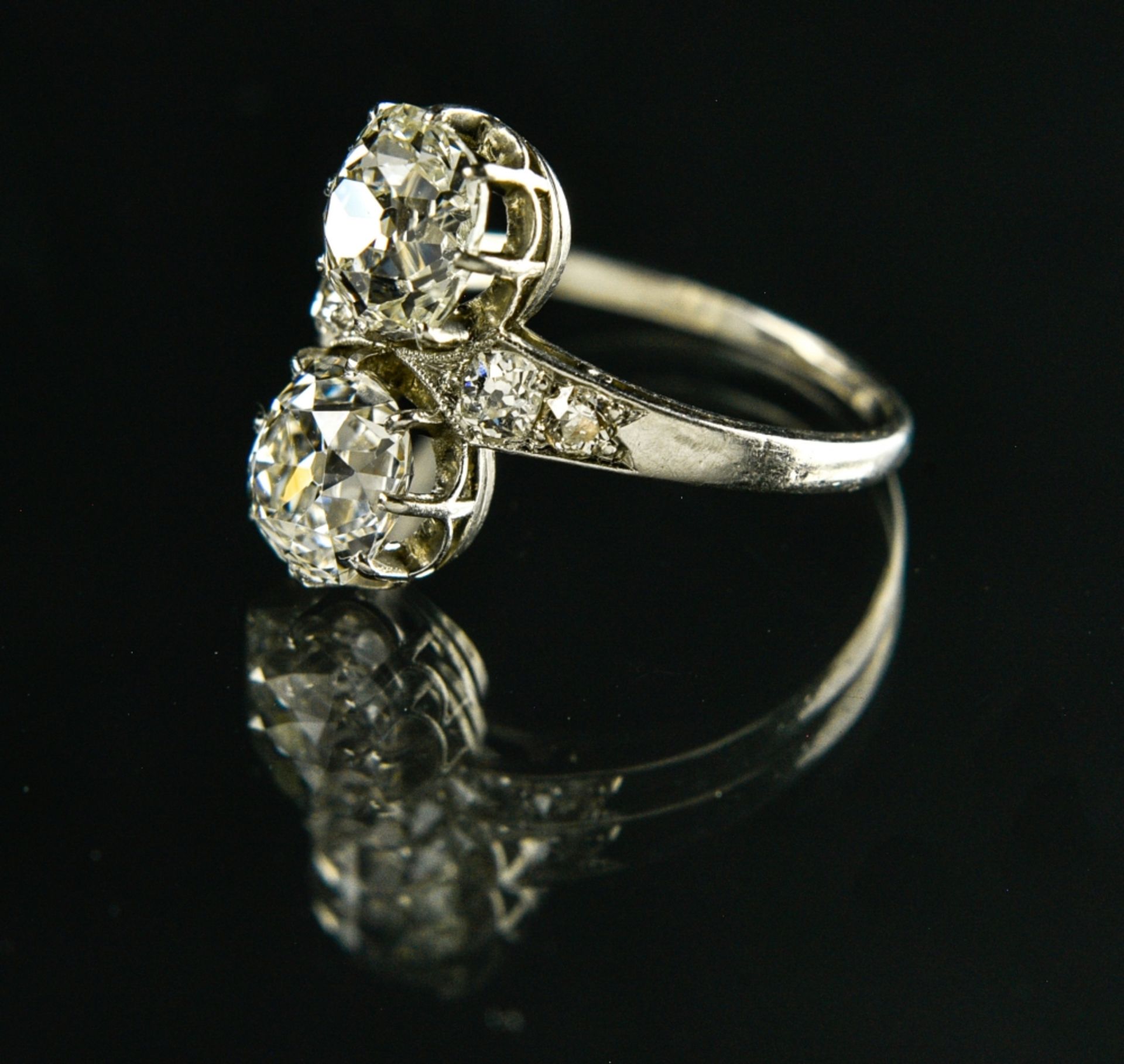You & Me ring Platinum, set with two antique-cut diamonds of approx. 1.40 and 1.30 ct, flanked by - Bild 2 aus 2