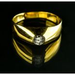Men's ring 18 kt yellow gold, set with a +/- 0.35 ct diamond. Ring size 63. No hallmark. Weight :