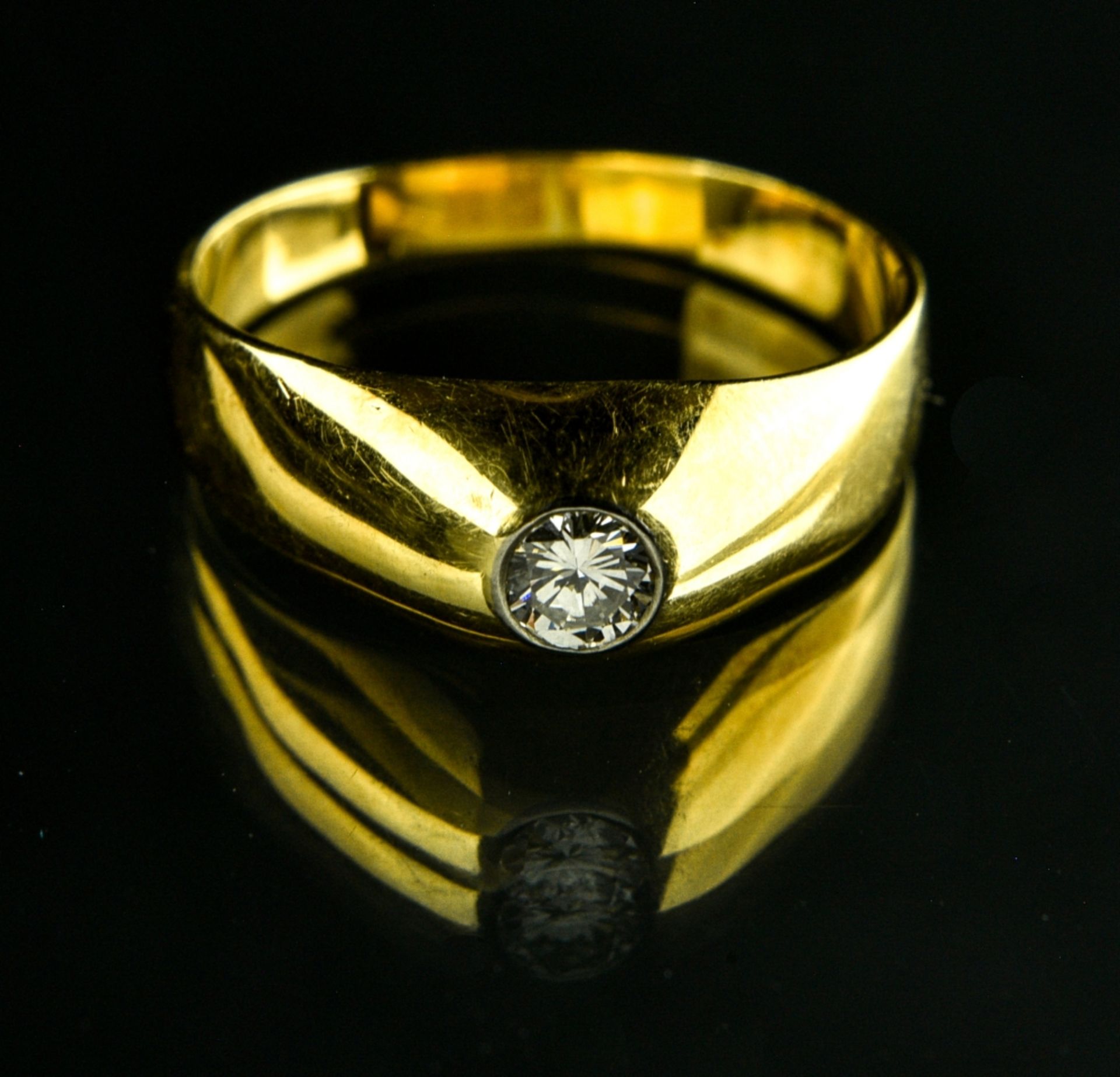 Men's ring 18 kt yellow gold, set with a +/- 0.35 ct diamond. Ring size 63. No hallmark. Weight :