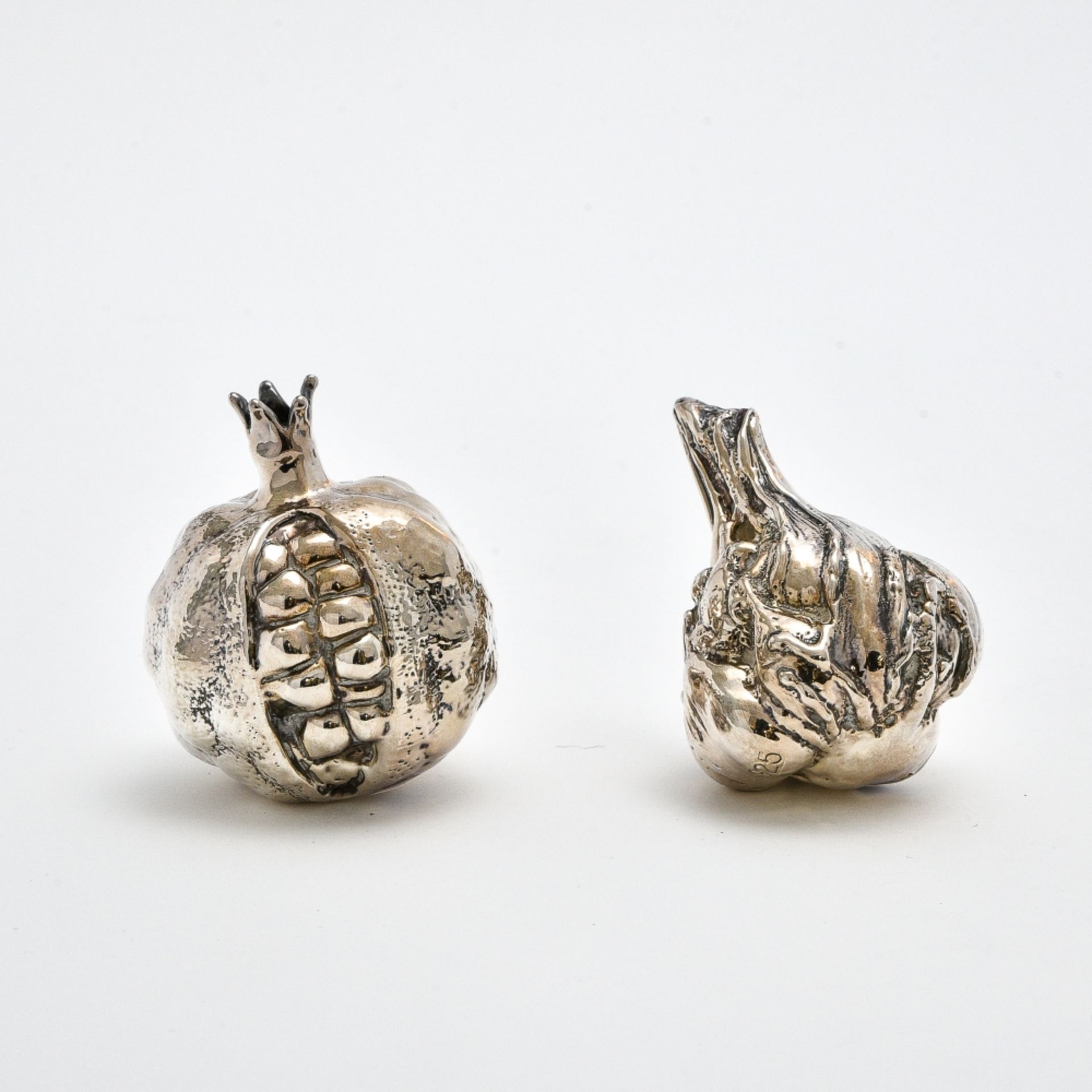 Two pomegranates 20TH CENTURY WORK Sterling silver H : 8 cm Weight : 200 g