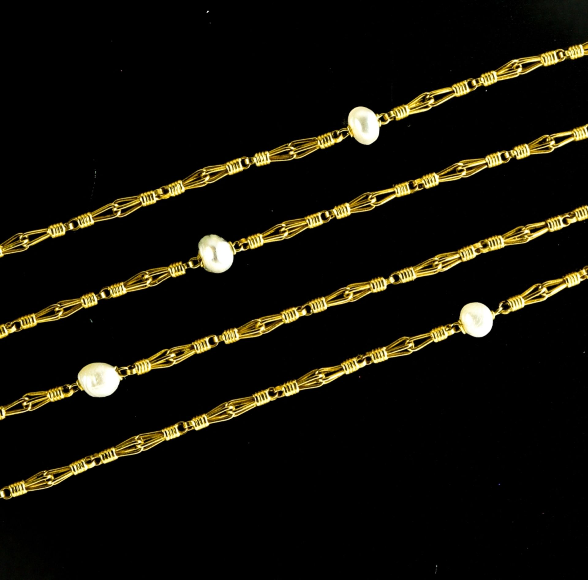 Sautoir 18 kt yellow gold, composed of chain links set with 15 small pearls (approx. 4 mm diameter),