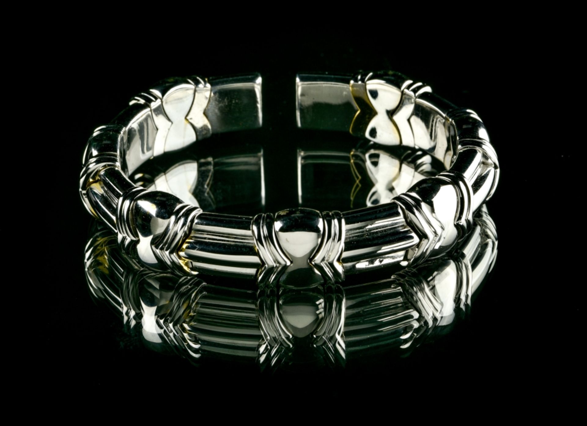 VAN ESSER Semi-rigid bracelet 18 kt white gold. Hallmarks: Van Esser, 750. D : 5,5 cm Internal