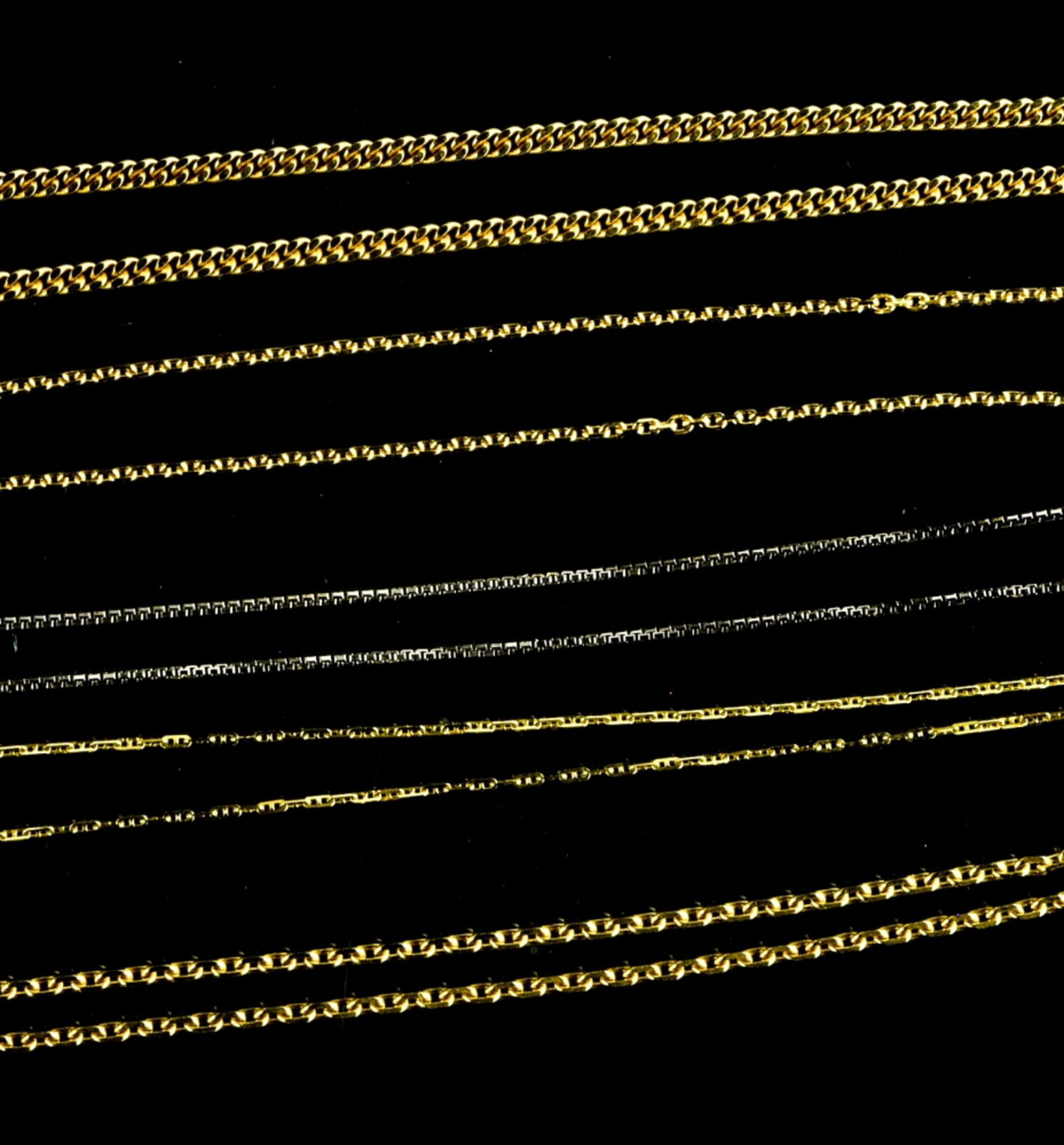 Lot of chains 18 kt gold, includes 4 yellow gold chains (three 40 cm long, and one 45 cm long)