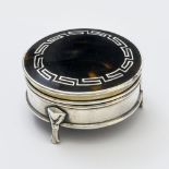 Round box LONDON, LATE 19TH-EARLY 20TH CENTURY Silver and tortoise shell, inlaid with silver. London