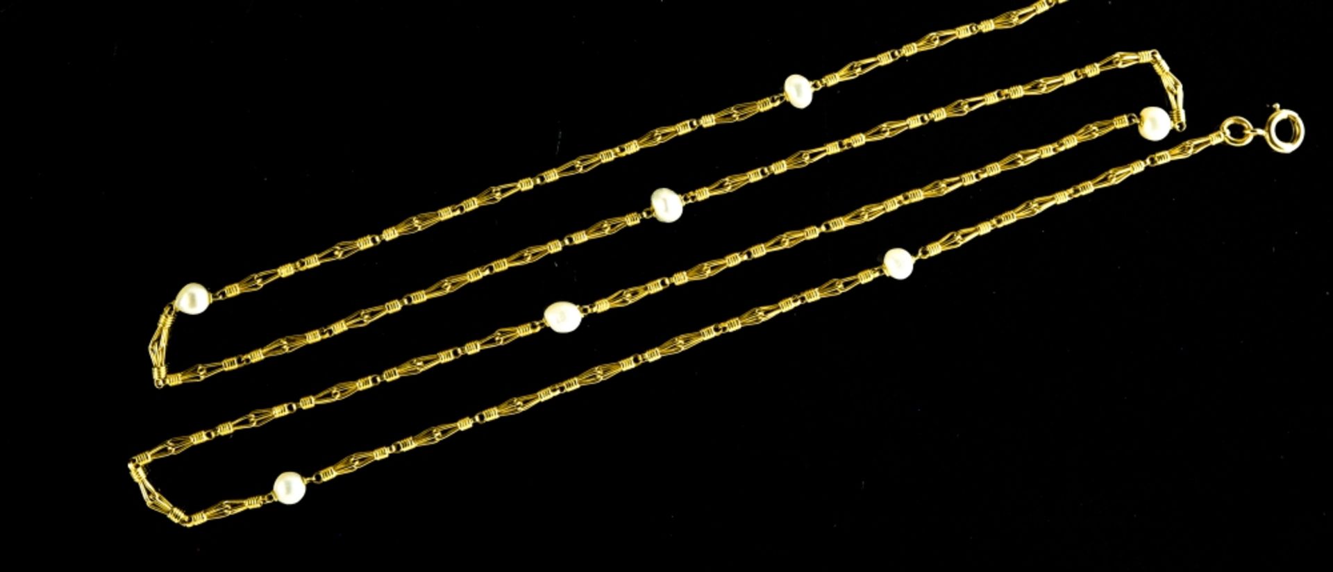 Sautoir 18 kt yellow gold, composed of chain links set with 15 small pearls (approx. 4 mm diameter), - Image 2 of 2