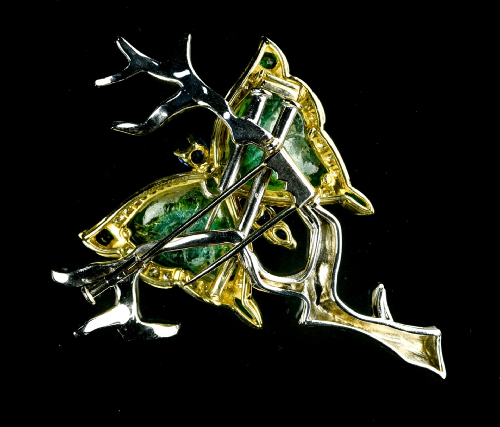 Butterfly brooch 18 kt yellow and white gold, set with five blue sapphires, four emeralds, - Image 2 of 2