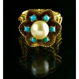 Flower ring 18 kt yellow gold, set with a 7.6 mm pearl in the centre and five turquoise cabochons.