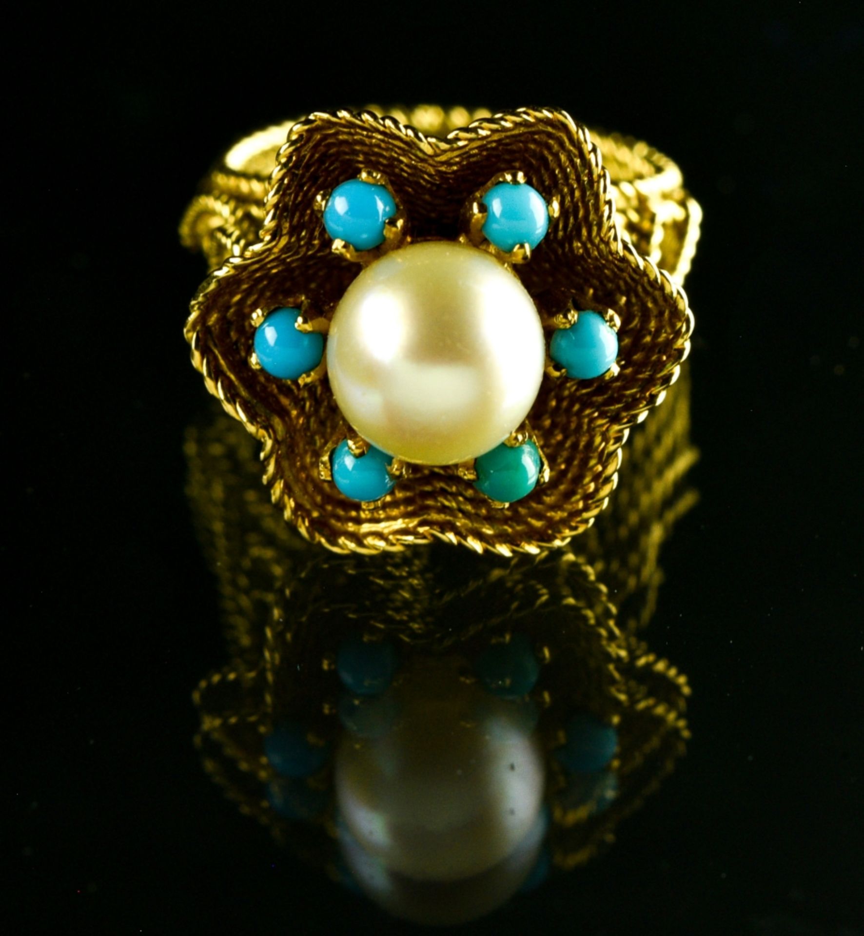 Flower ring 18 kt yellow gold, set with a 7.6 mm pearl in the centre and five turquoise cabochons.