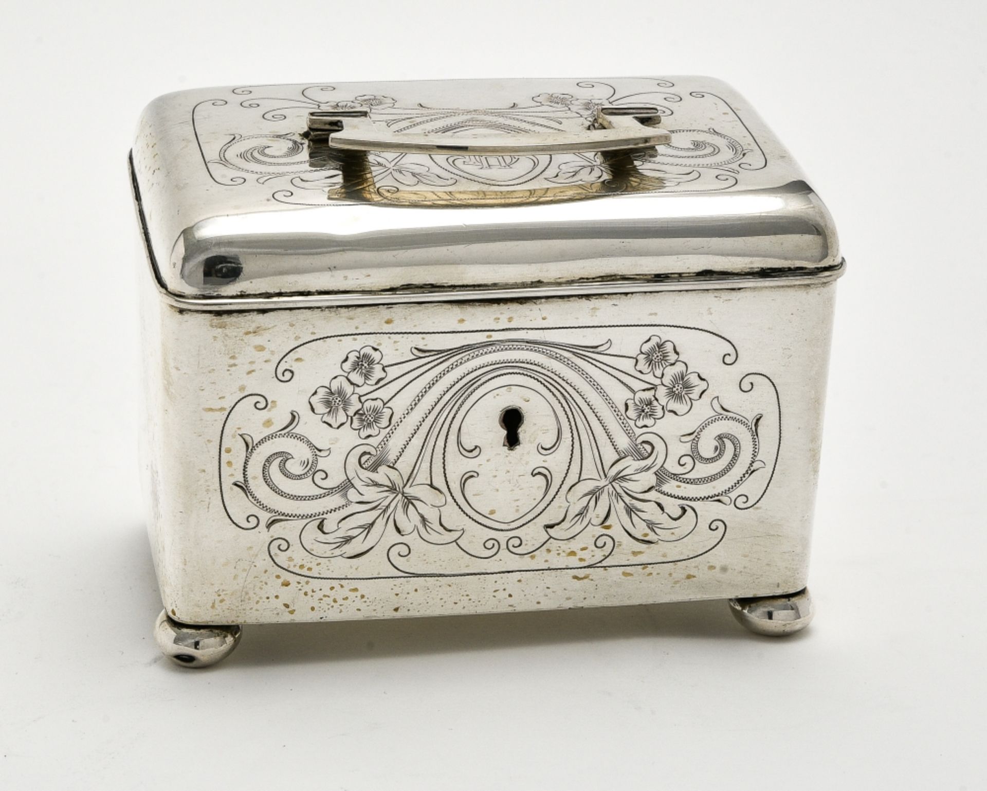 Box AUSTRIA-HUNGARY, LATE 19TH CENTURY 800 silver, engraved floral dŽcor and initials AB. - Image 2 of 5