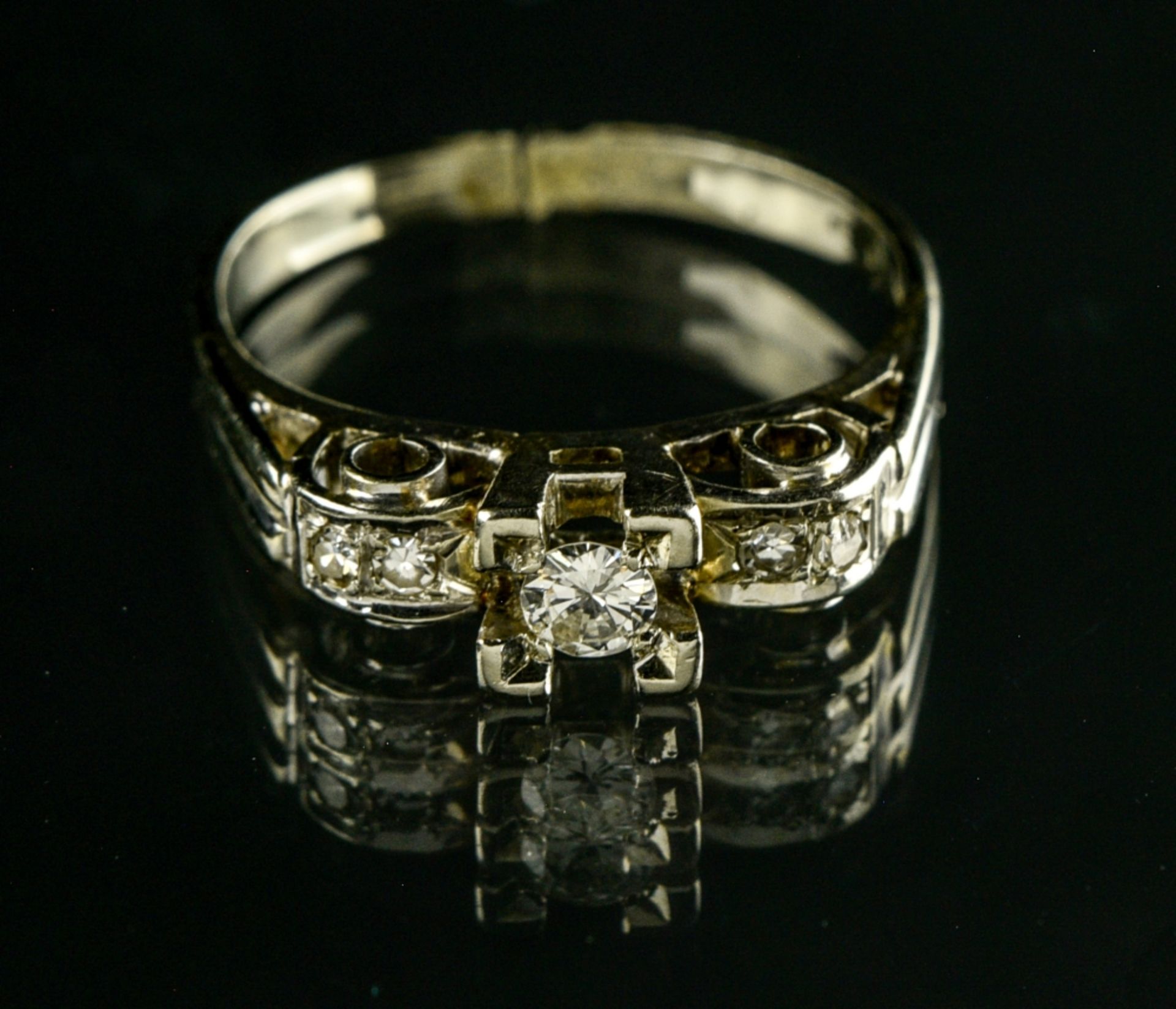 Ring set with five diamonds 18 kt white gold, set with an approx. 015 ct brilliant, flanked by