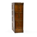 Office furniture EARLY 20TH CENTURY WORK Oak, with three drawers. H : 123 cm Width : 37 cm Depth :