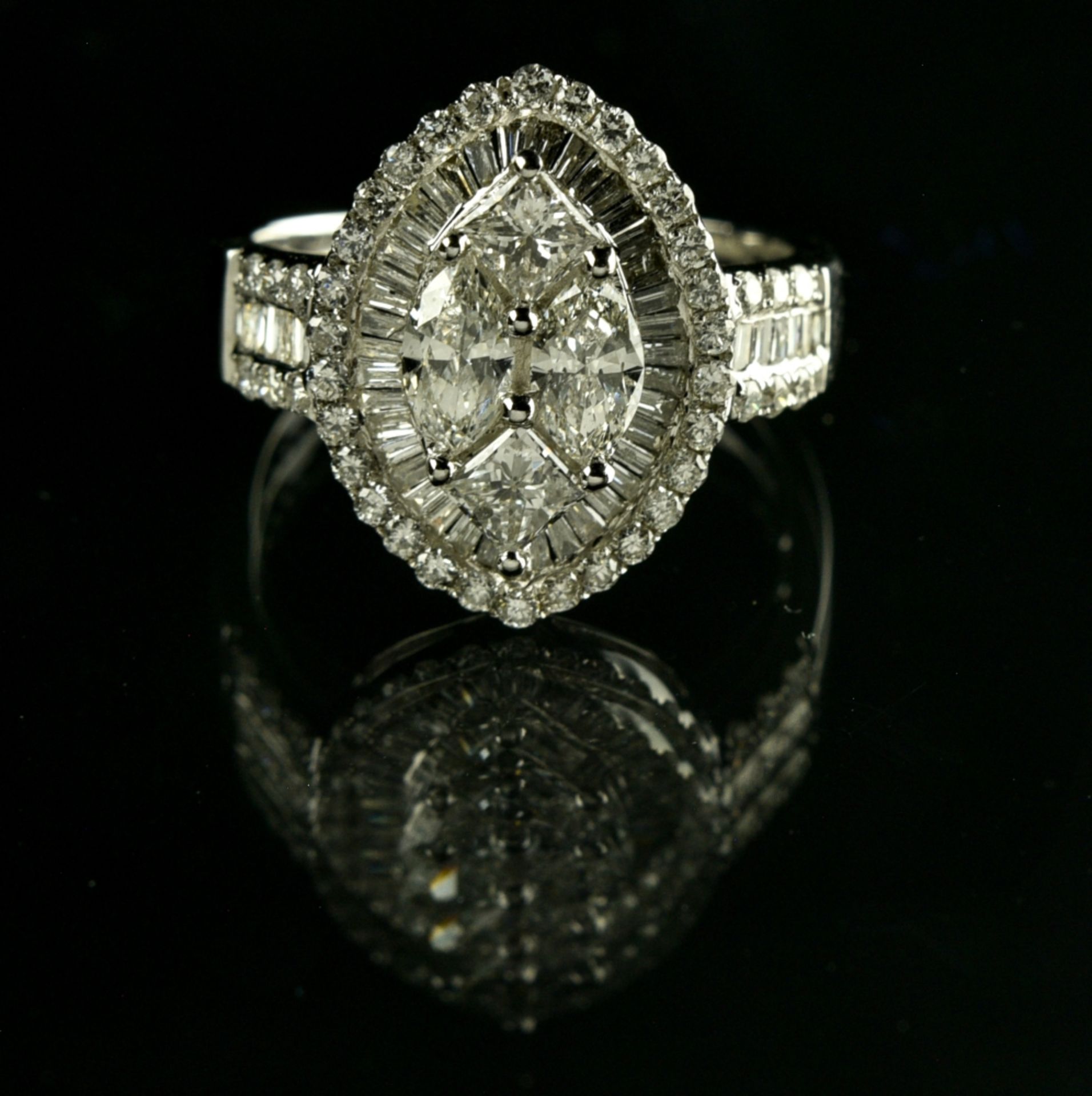 Marquise ring set with diamonds 18 kt white gold, numbered 0893, set with two princess-cut - Image 2 of 2