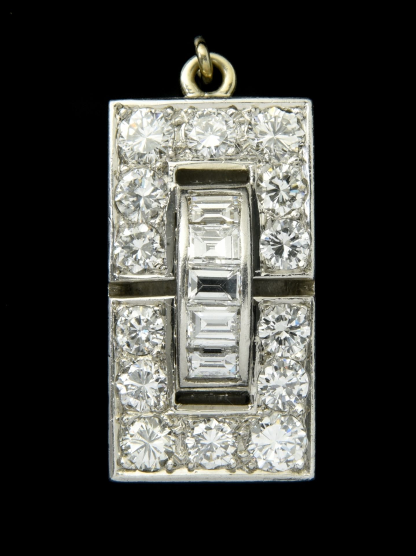 Art Deco clasp Platinum Art Deco clasp (weighing 9.6 gr), set with fourteen VS or SI1 diamonds,