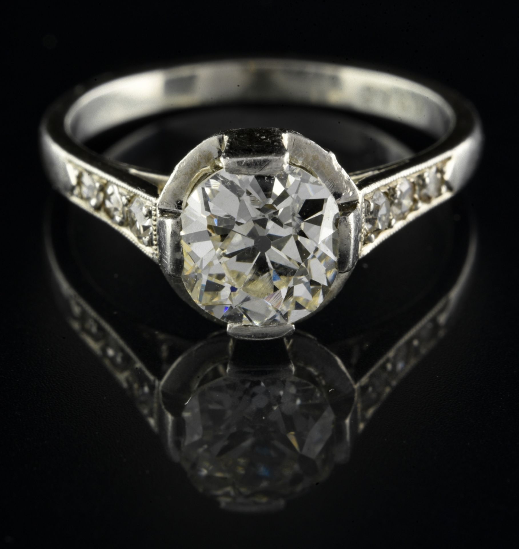 Solitaire ring Platinum, set with an antique-cut diamond of approx. 1.15 ct, flanked by eight