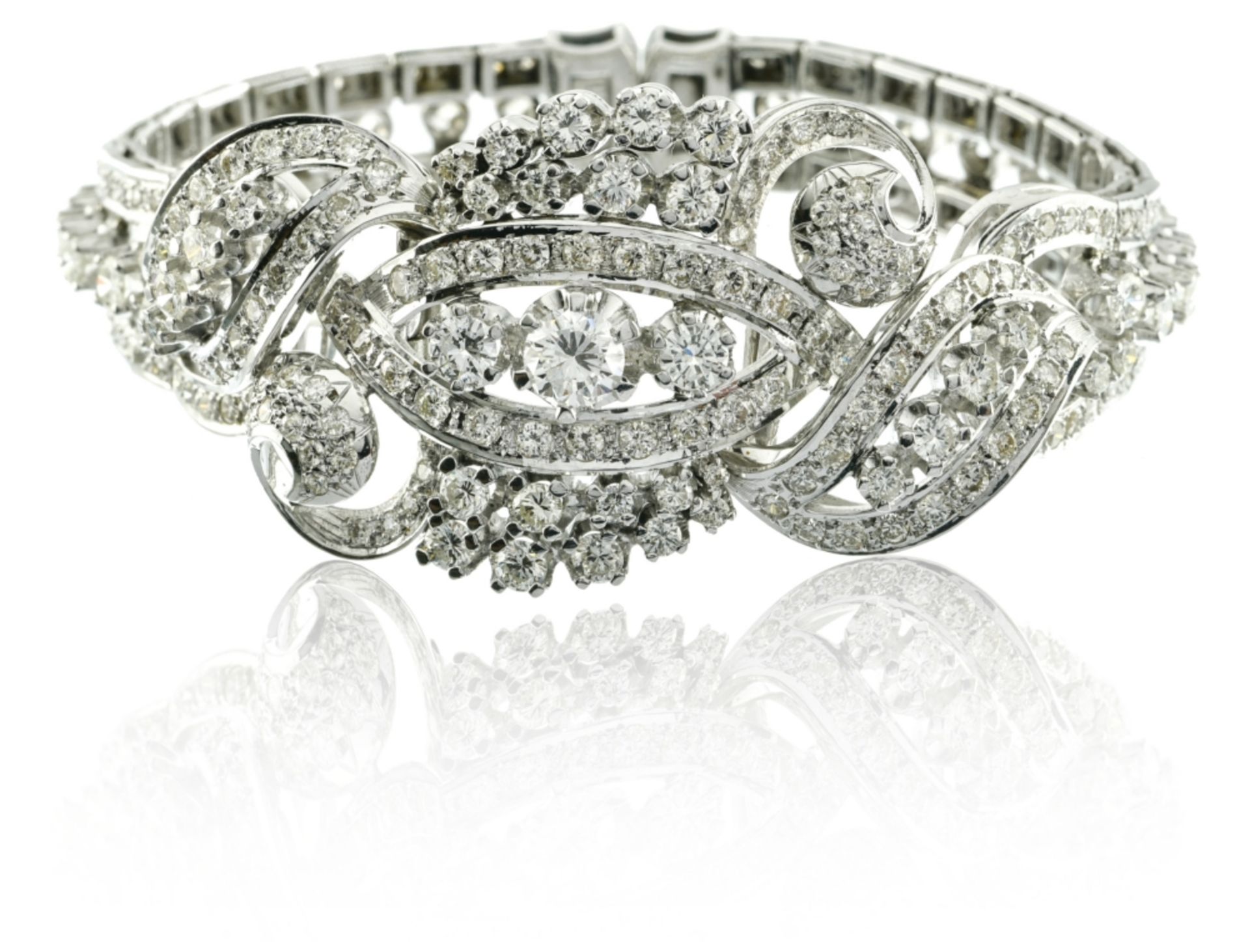 Articulated bracelet 18 kt white gold, set with diamonds. The central diamond is approx. 0.70 ct VS,