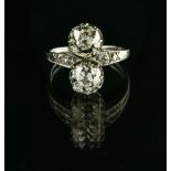 You & Me ring Platinum, set with two antique-cut diamonds of approx. 1.40 and 1.30 ct, flanked by