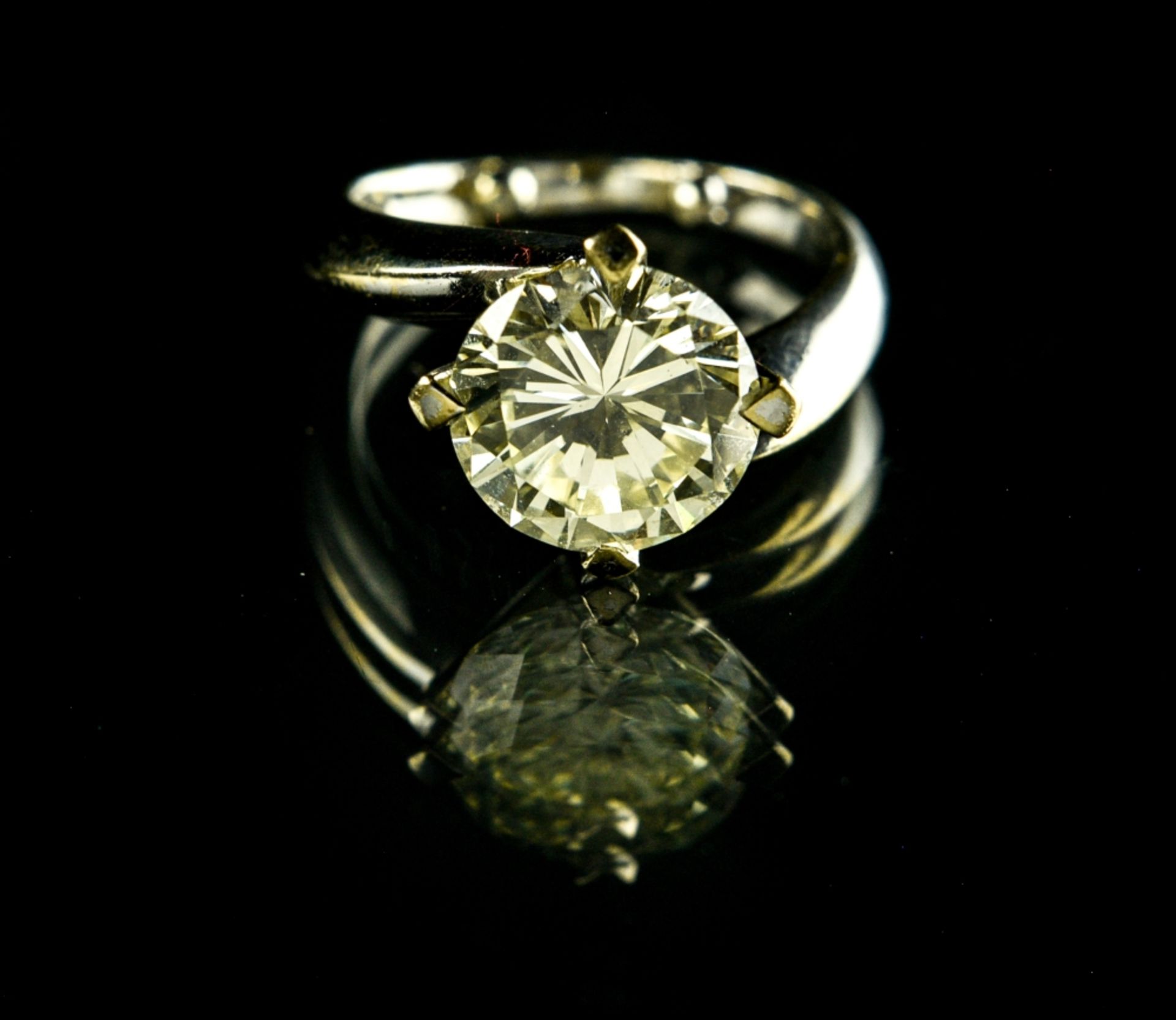 Solitaire ring 18 kt white gold, set with a yellow brilliant-cut diamond weighing approx. 4 ct, - Bild 2 aus 2