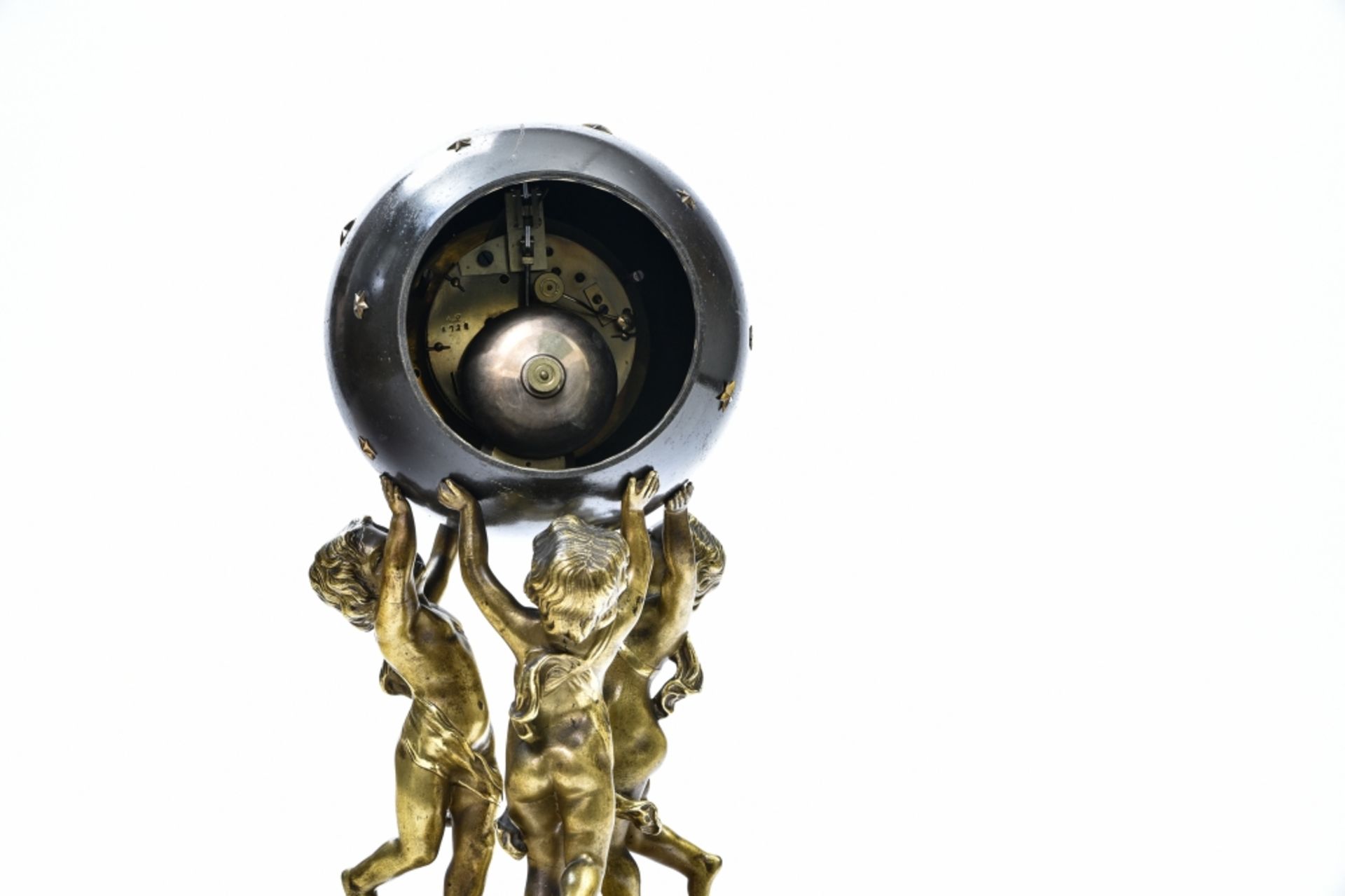 Clock 19TH CENTURY FRENCH WORK bronze and marble, decorated with putti under a starry globe one - Bild 3 aus 3