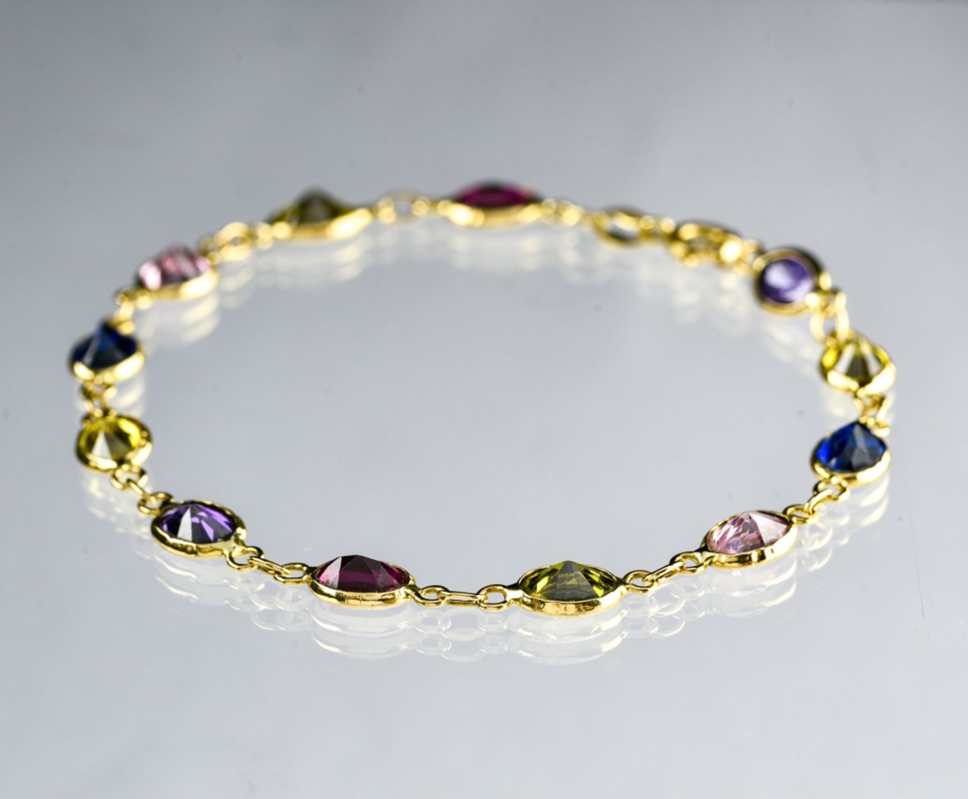 Multicolour bracelet 18 kt yellow gold, set with twelve coloured stones (peridot, amethyst, etc.). - Image 2 of 2