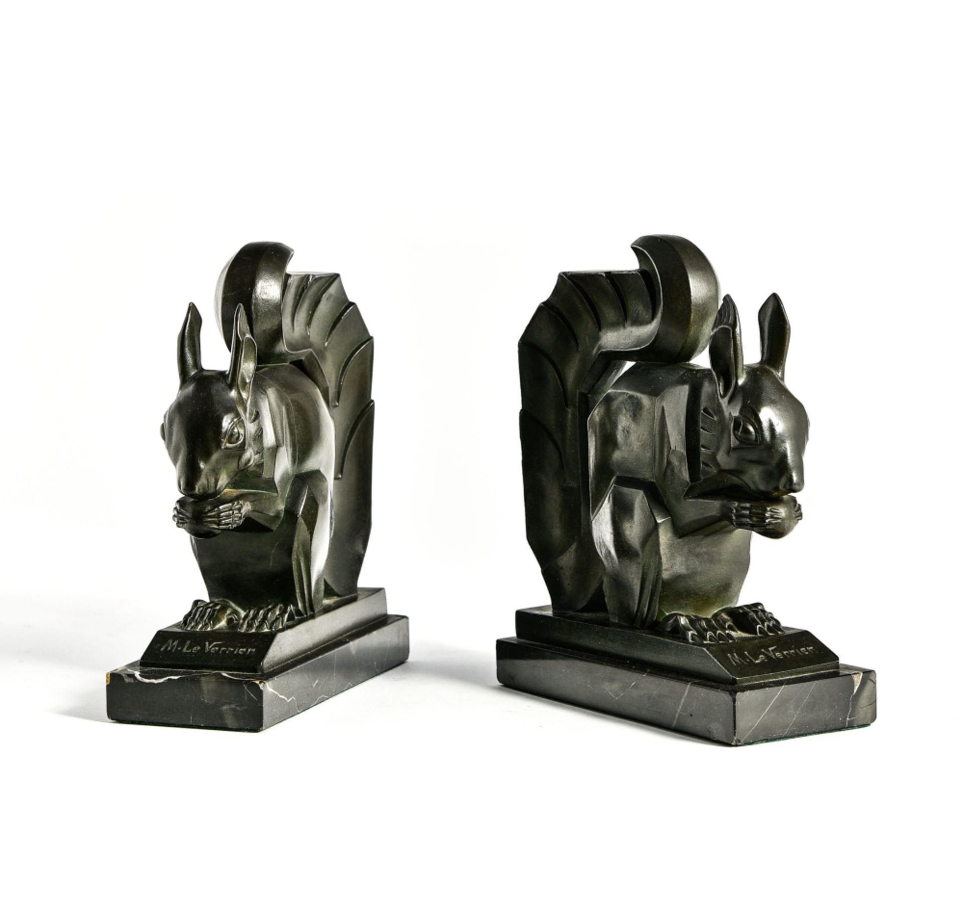 Max LEVERRIER (1891-1973) Pair of squirrel bookends bronze with green patina, black marble base with - Bild 2 aus 4