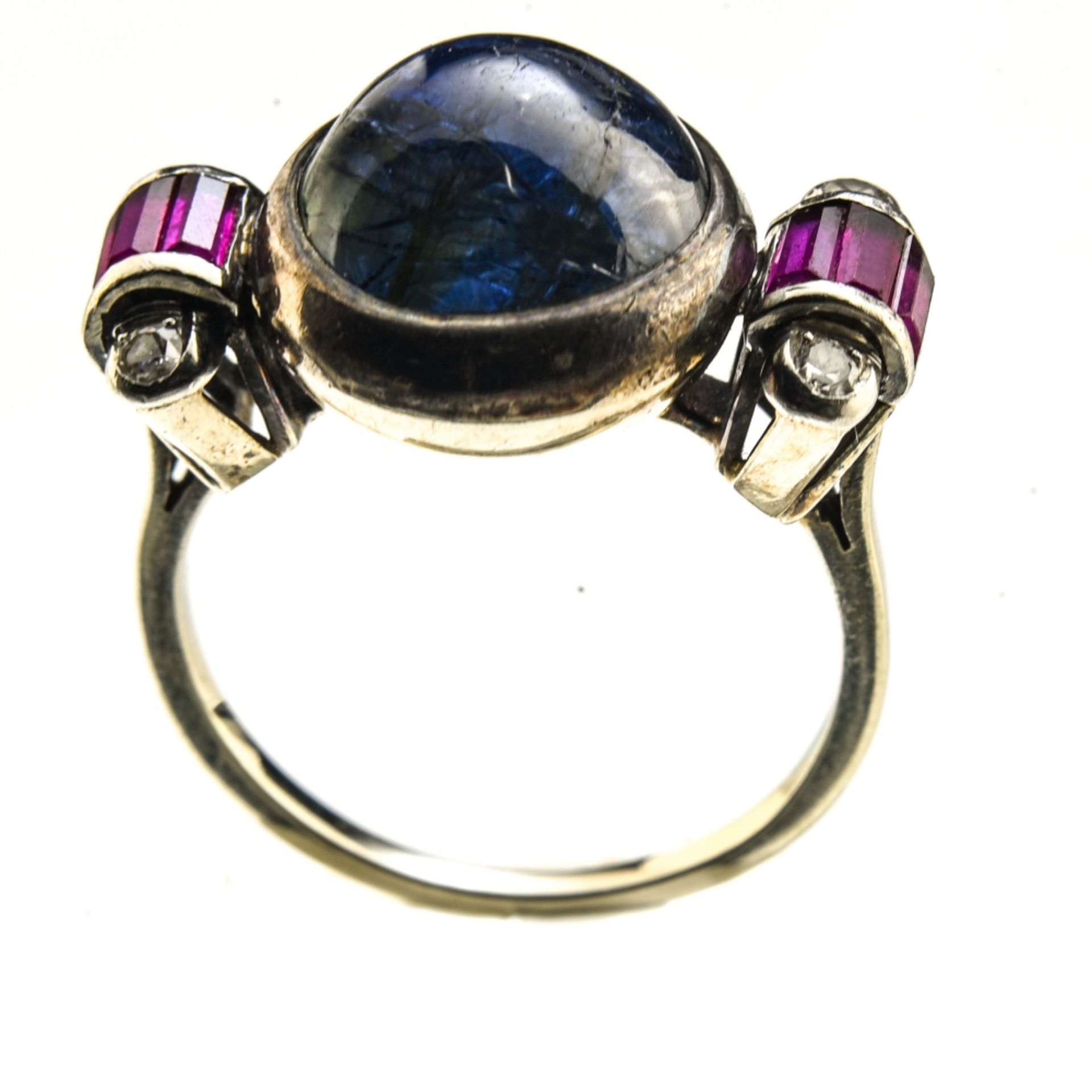 Art Deco ring 14 kt grey gold, set with a synthetic (Verneuil) sapphire cabochon, flanked by two - Image 2 of 2