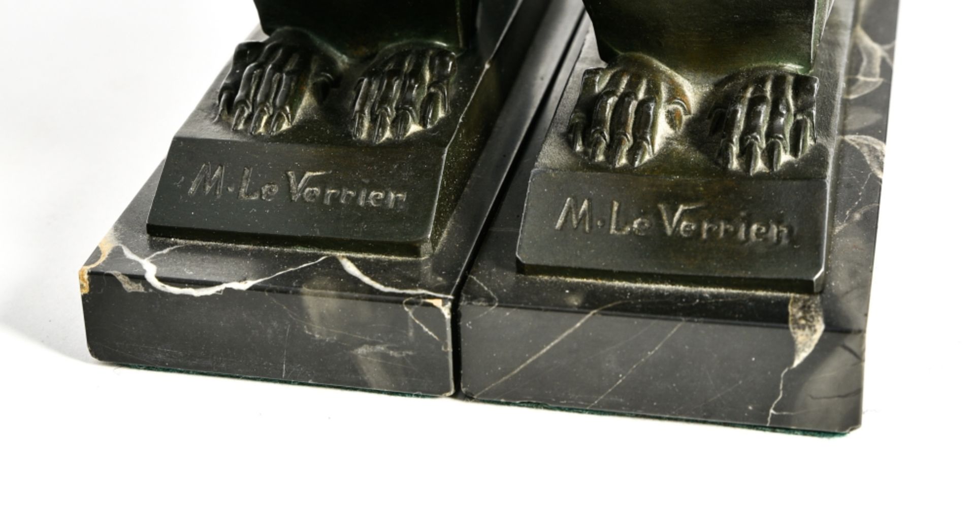 Max LEVERRIER (1891-1973) Pair of squirrel bookends bronze with green patina, black marble base with - Bild 4 aus 4