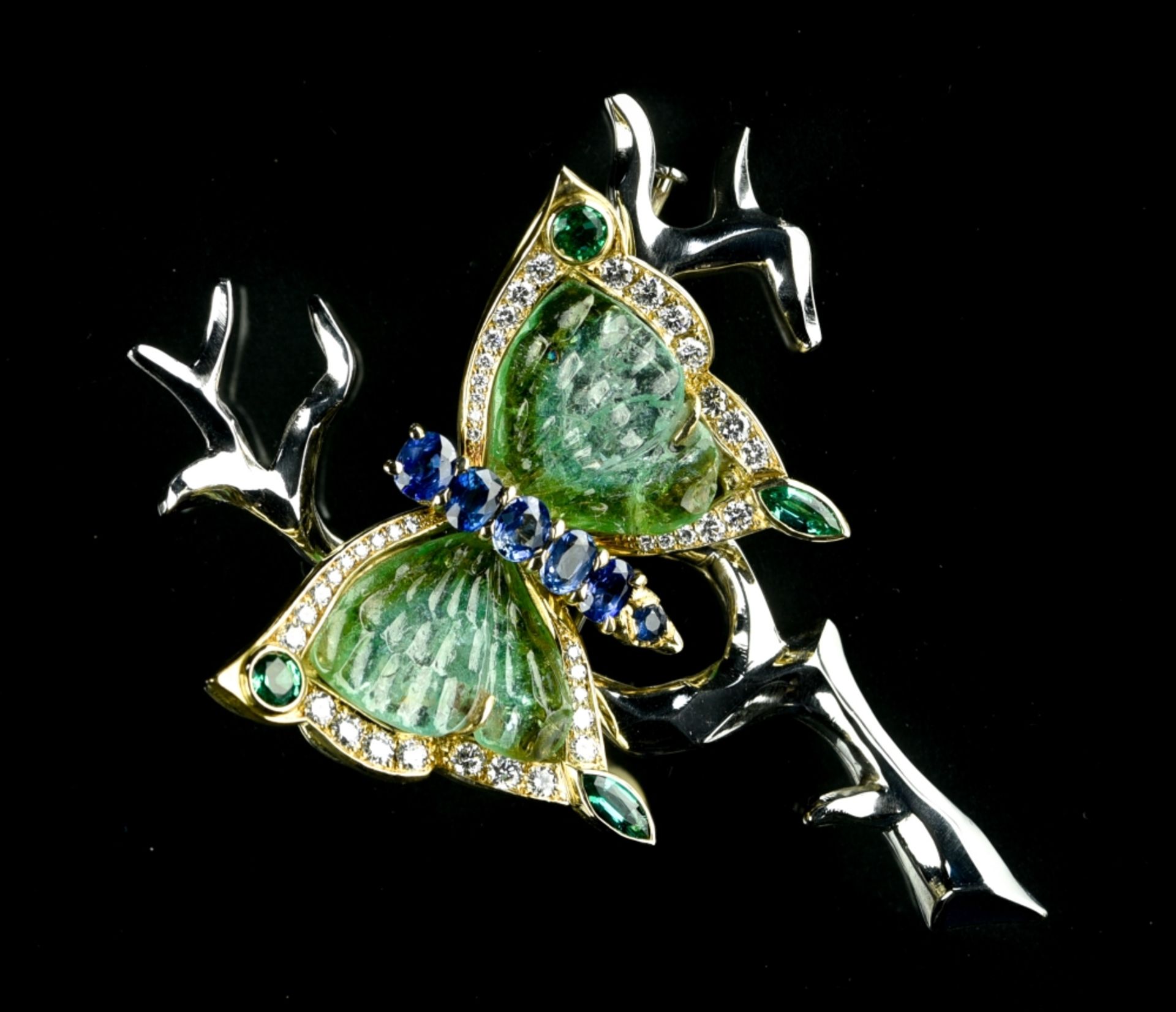 Butterfly brooch 18 kt yellow and white gold, set with five blue sapphires, four emeralds,