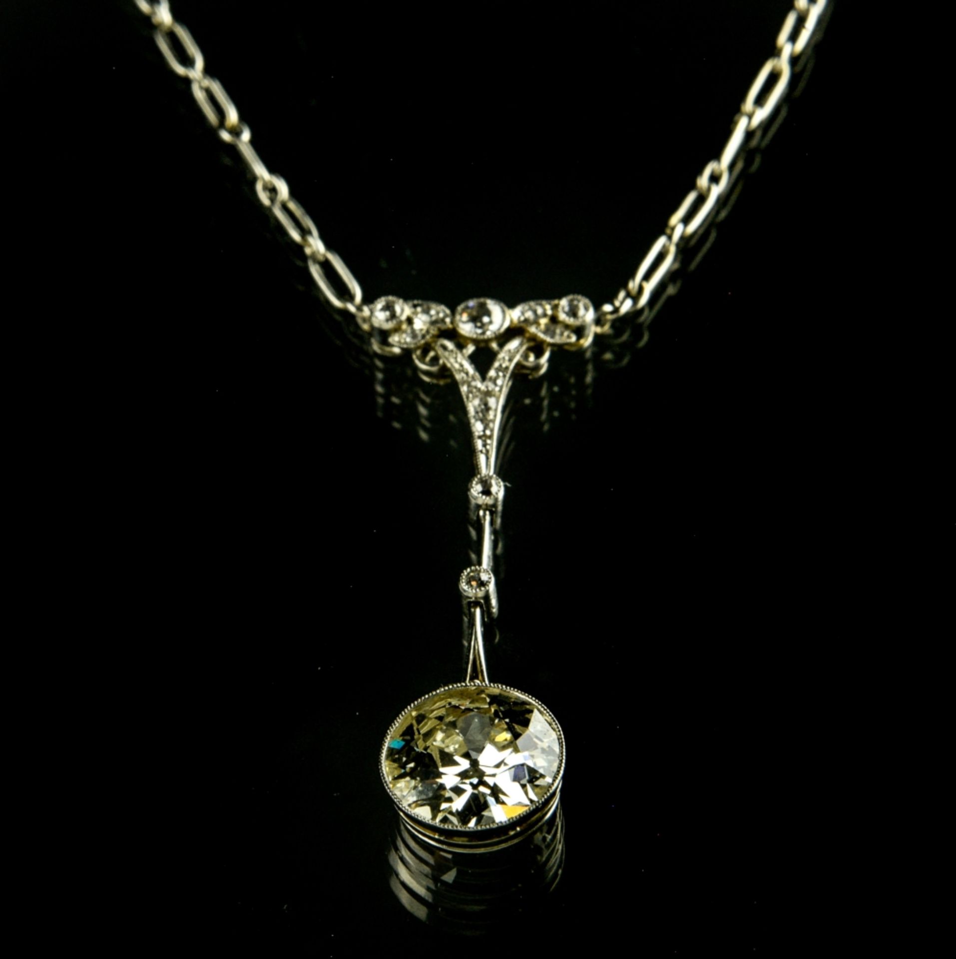 Belle Epoque pendant Platinum, set with an approx. 3 ct brilliant, likely VS, colour J-K, slight - Bild 2 aus 4