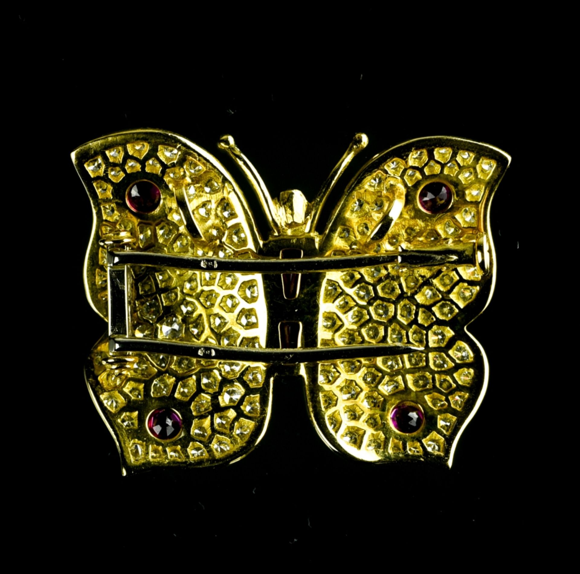 Butterfly brooch-pendant 18 kt yellow gold, with a pavŽ setting of approx. 200 brilliants and four - Image 2 of 2
