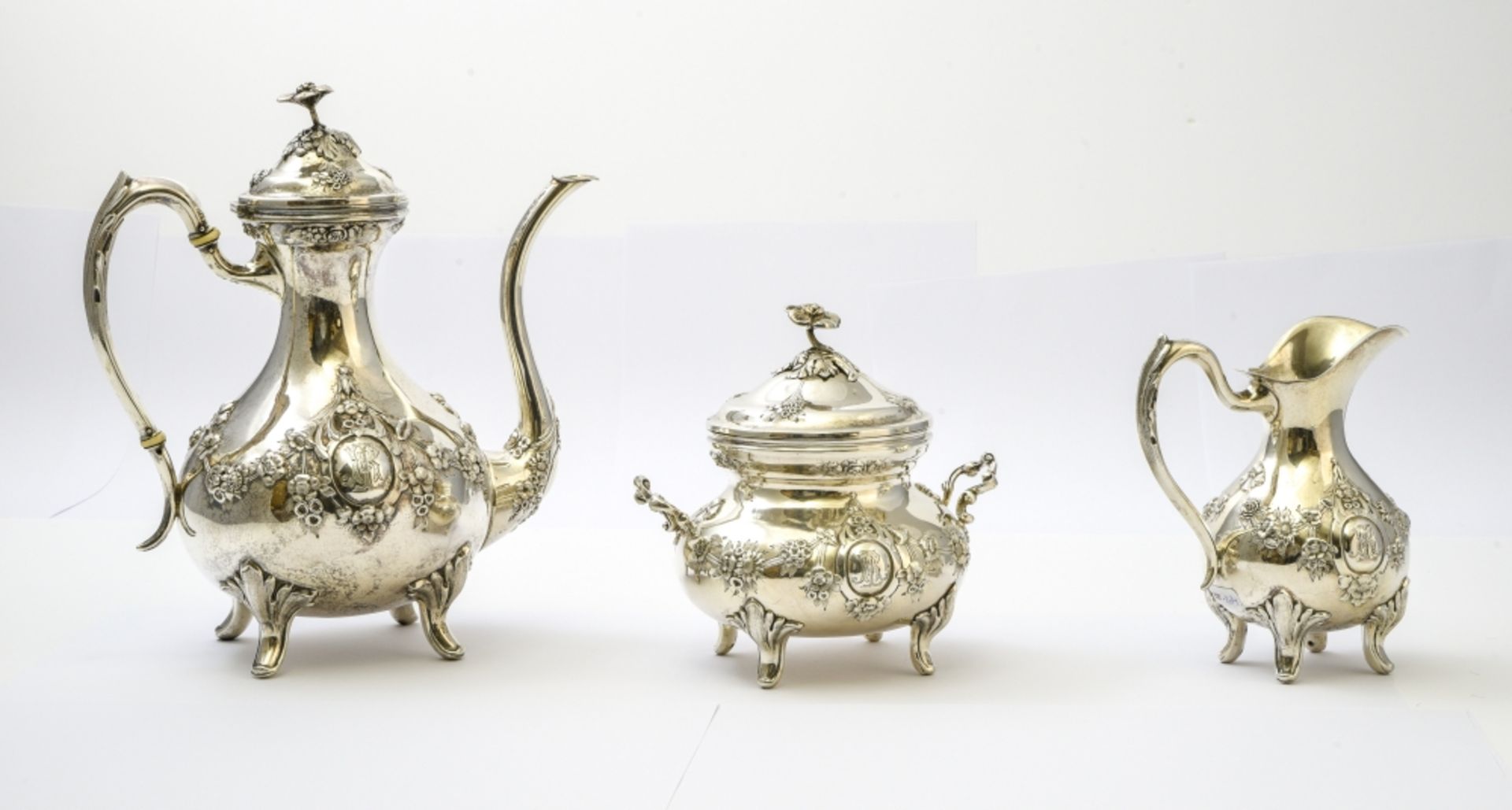 WOLFERS Frres Tea set Composed of a teapot, a creamer, and a sugar bowl, with floral dŽcor.