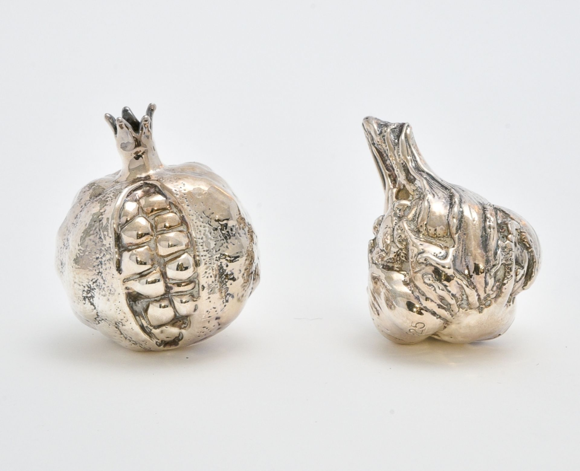 Two pomegranates 20TH CENTURY WORK Sterling silver H : 8 cm Weight : 200 g - Image 3 of 4