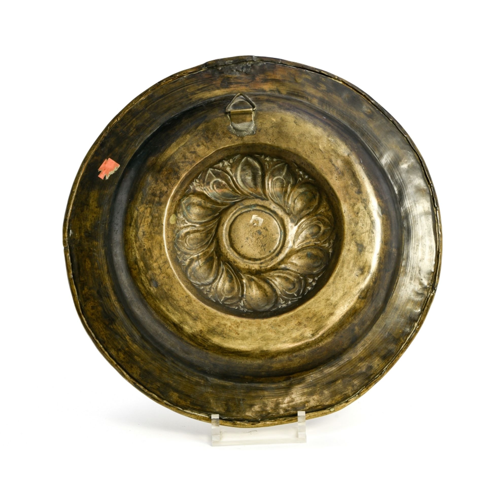 Large offering plate 17TH CENTURY WORK brass with embossed dŽcor of gadroons and inscriptions ( - Image 2 of 2