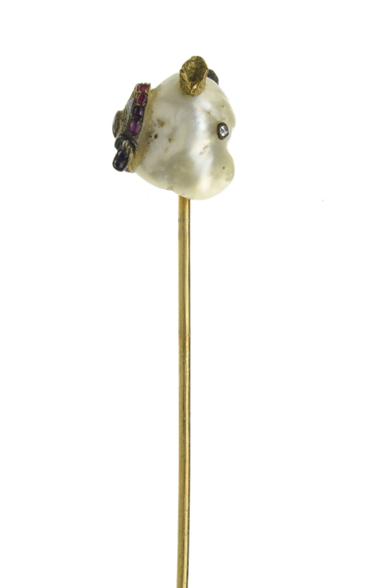 Dog's head tie pin 14 kt gold, set with a baroque pearl, with eyes made of rose-cut diamonds, - Image 2 of 2