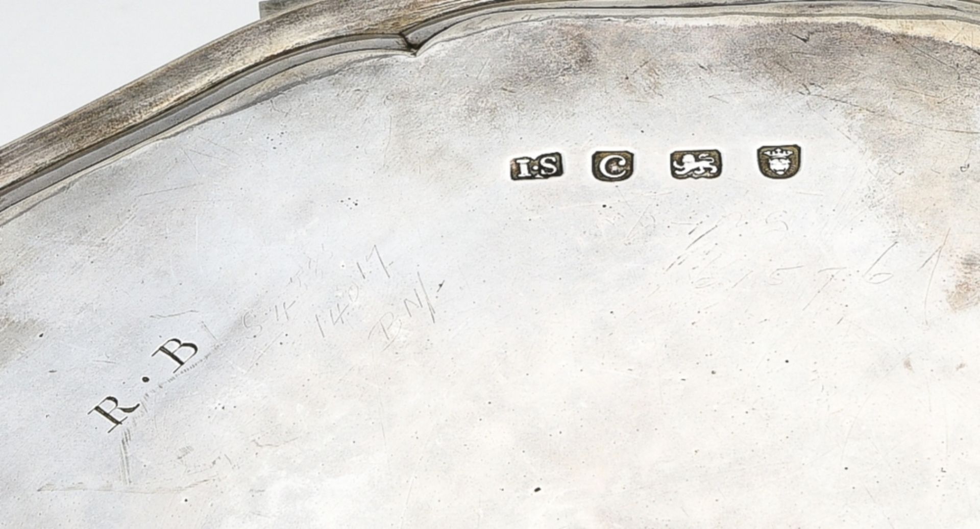 George III plate LONDON, 1818 sterling silver. Hallmarks: guarantee, letter-date C for 1818, and - Image 3 of 3