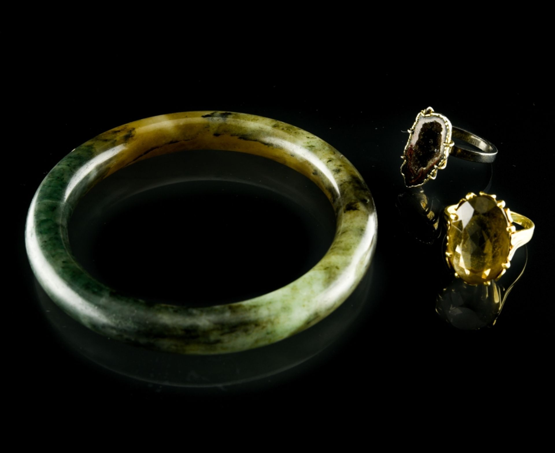 Lot of jewellery Includes: 1) An 18 kt yellow gold ring set with an oval smoky quartz. 1950s work.