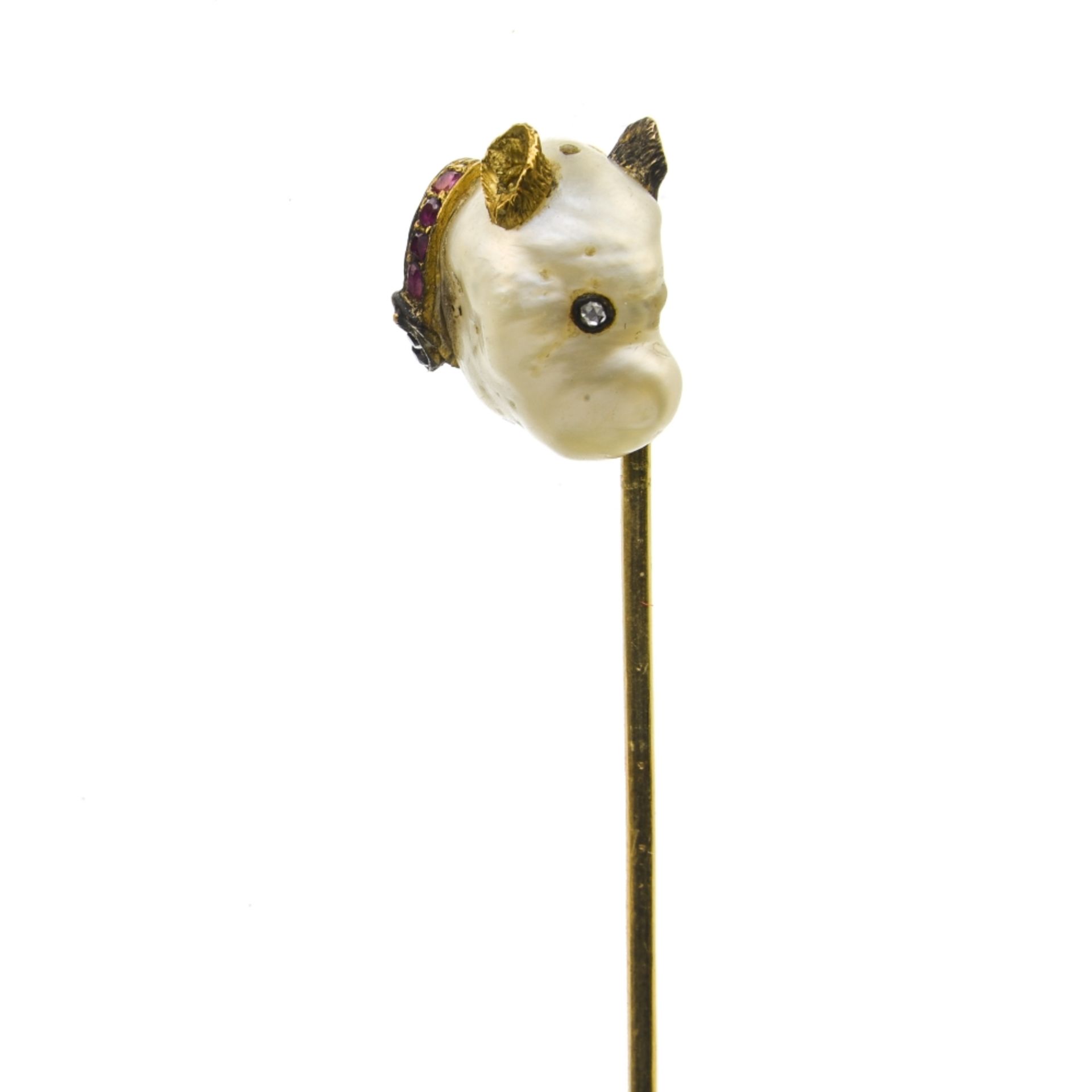 Dog's head tie pin 14 kt gold, set with a baroque pearl, with eyes made of rose-cut diamonds,